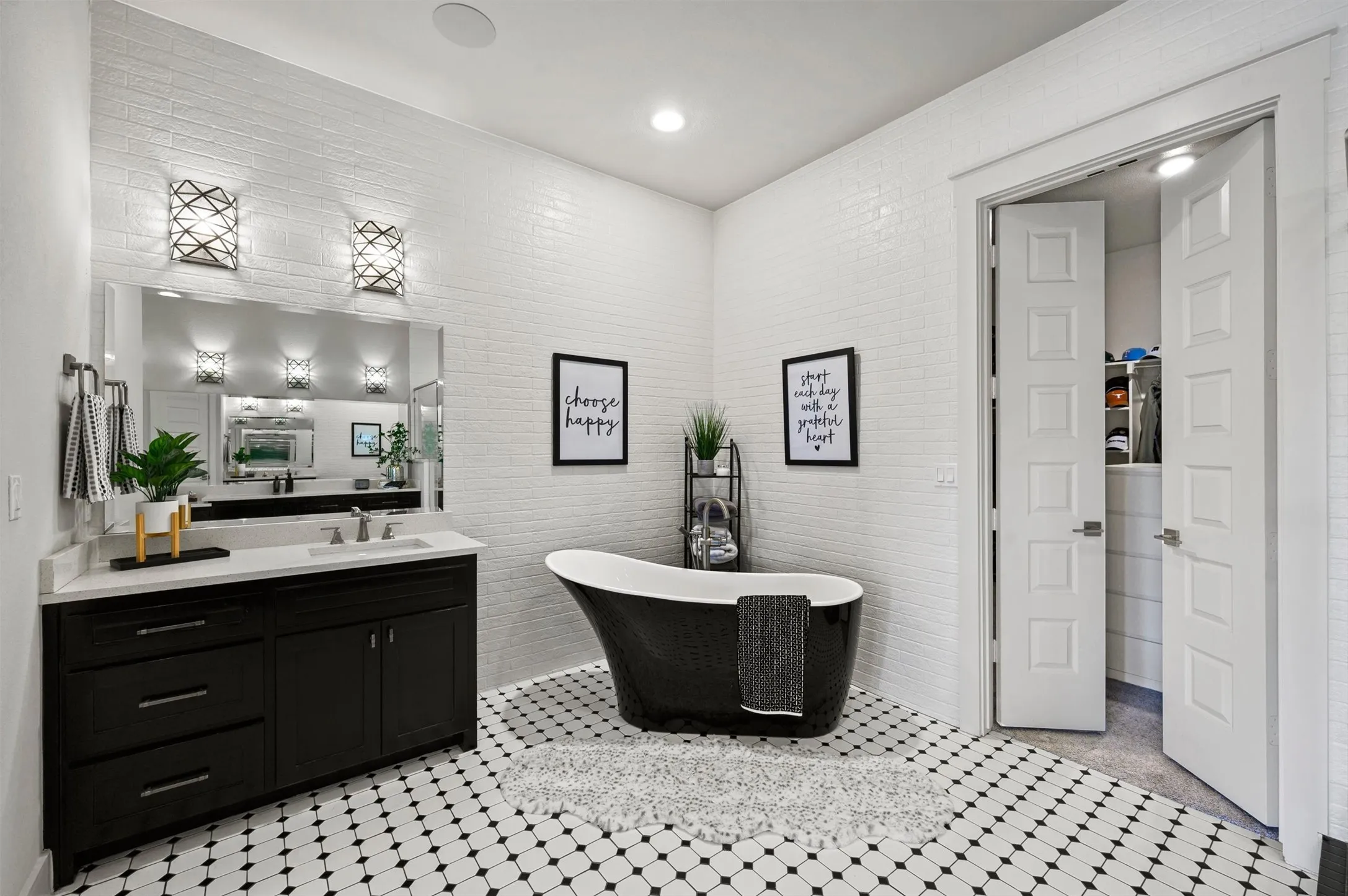 Single Family Residence For Sale in Rockwall County , 1718 Canal Street, Heath, Texas 75126, 4 Bedroom, 4 Bathroom, 3 Garage spaces, 3,820 Sqft, built in 2018, mls#21350154, Real Estate Agent in Heath, Homes For Sale in Rockwall county, Homes For Sale in Heath, Realtor in Heath Texas, Real Estate Brokerage Independent Realty Texas, Luminita Cordes Realtor