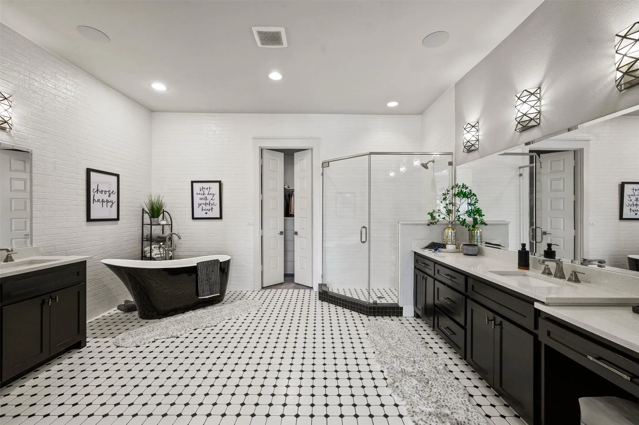 Single Family Residence For Sale in Rockwall County , 1718 Canal Street, Heath, Texas 75126, 4 Bedroom, 4 Bathroom, 3 Garage spaces, 3,820 Sqft, built in 2018, mls#21350154, Real Estate Agent in Heath, Homes For Sale in Rockwall county, Homes For Sale in Heath, Realtor in Heath Texas, Real Estate Brokerage Independent Realty Texas, Luminita Cordes Realtor