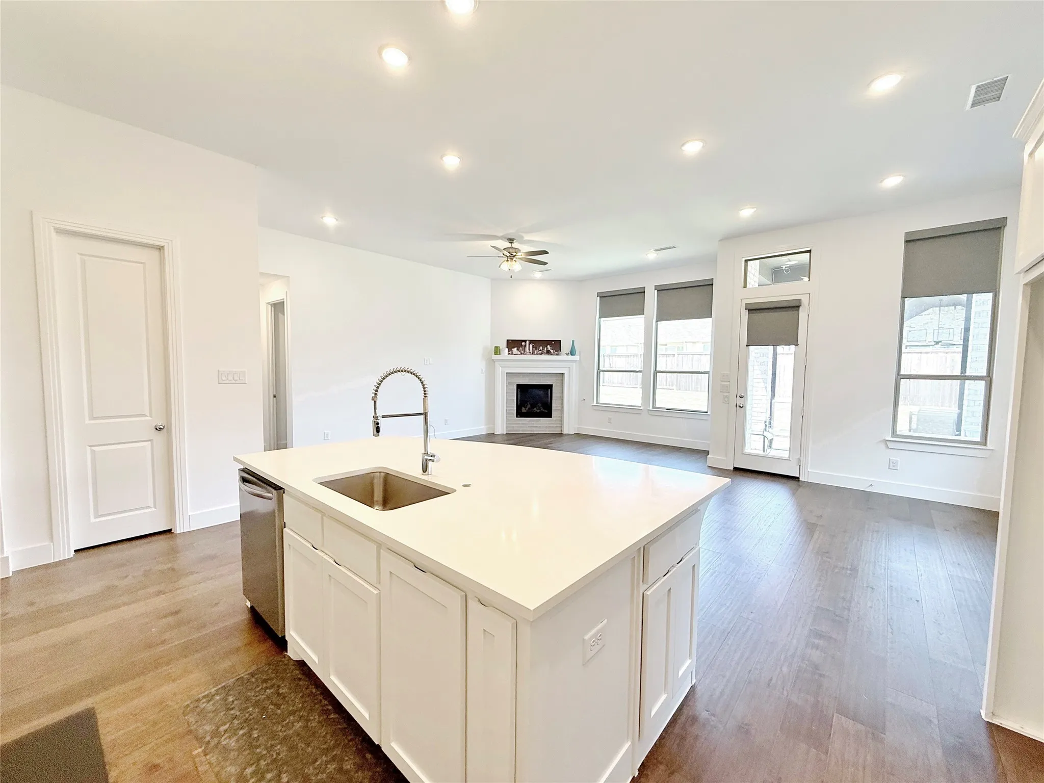 Single Family Residence For Rent in Denton County , 4513 Expedition Drive, Oak Point, Texas 75068, 3 Bedroom, 3 Bathroom, 2 Garage spaces, 2,318 Sqft, built in 2022, mls#21349532, Real Estate Agent in Oak Point, Homes For Rent in Denton county, Homes For Rent in Oak Point, Realtor in Oak Point Texas, Real Estate Brokerage Independent Realty Texas, Luminita Cordes Realtor