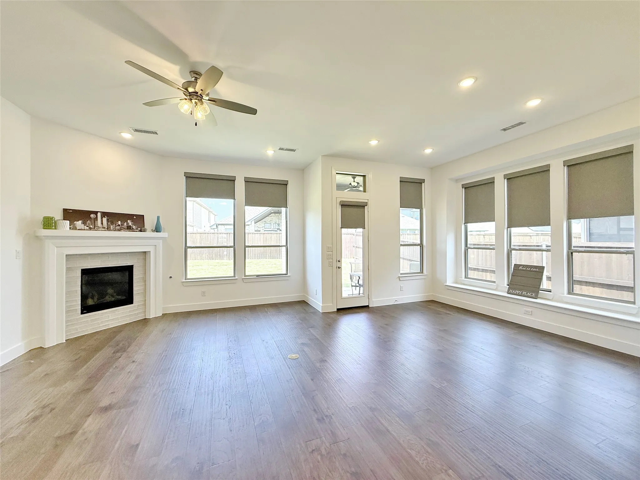 Single Family Residence For Rent in Denton County , 4513 Expedition Drive, Oak Point, Texas 75068, 3 Bedroom, 3 Bathroom, 2 Garage spaces, 2,318 Sqft, built in 2022, mls#21349532, Real Estate Agent in Oak Point, Homes For Rent in Denton county, Homes For Rent in Oak Point, Realtor in Oak Point Texas, Real Estate Brokerage Independent Realty Texas, Luminita Cordes Realtor