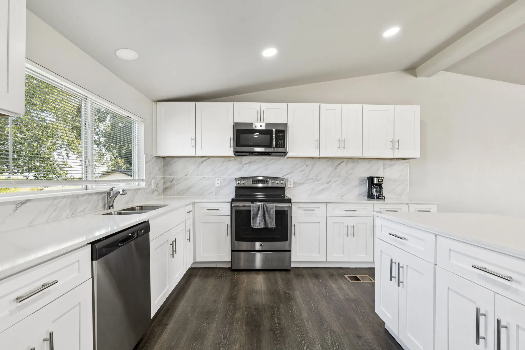 Beautiful quartz counter tops.