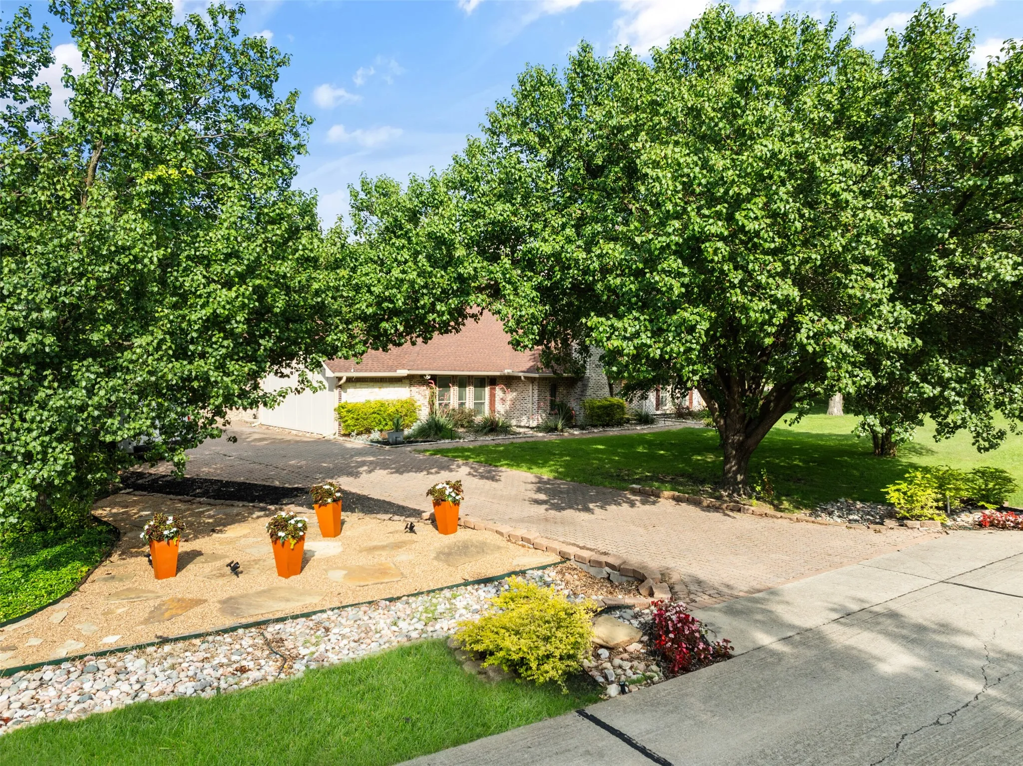 View of front of house featuring a front yard
