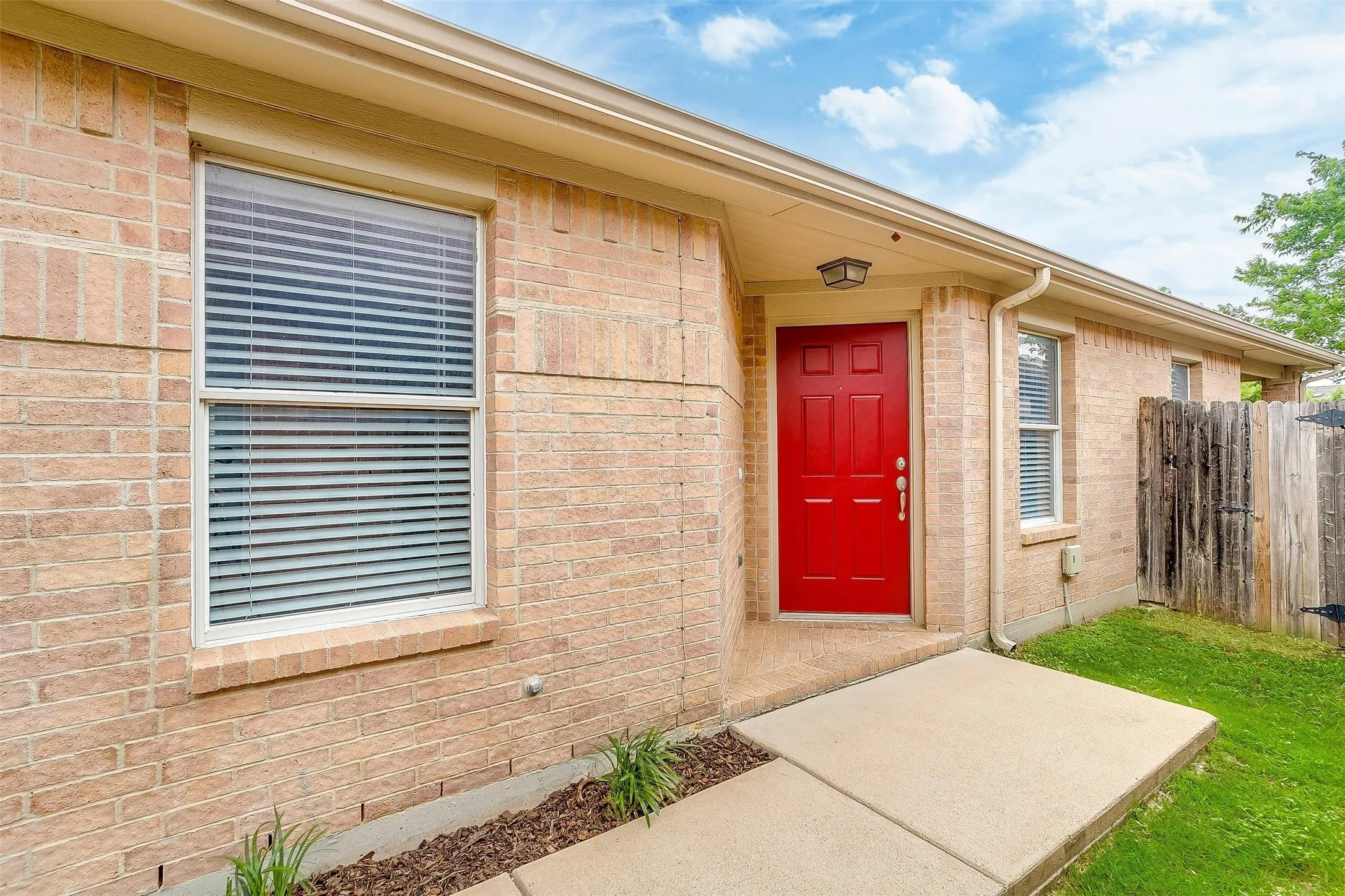 Single Family Residence For Rent in Tarrant County , 1205 Kielder Circle, Fort Worth, Texas 76134, 4 Bedroom, 2 Bathroom, 2 Garage spaces, 1,526 Sqft, built in 2006, Price $1,995, mls#21343799, Real Estate Agent in Fort Worth, Homes For Rent in Tarrant county, Homes For Rent in Fort Worth, Realtor in Fort Worth Texas, Real Estate Brokerage Independent Realty Texas, Luminita Cordes Realtor
