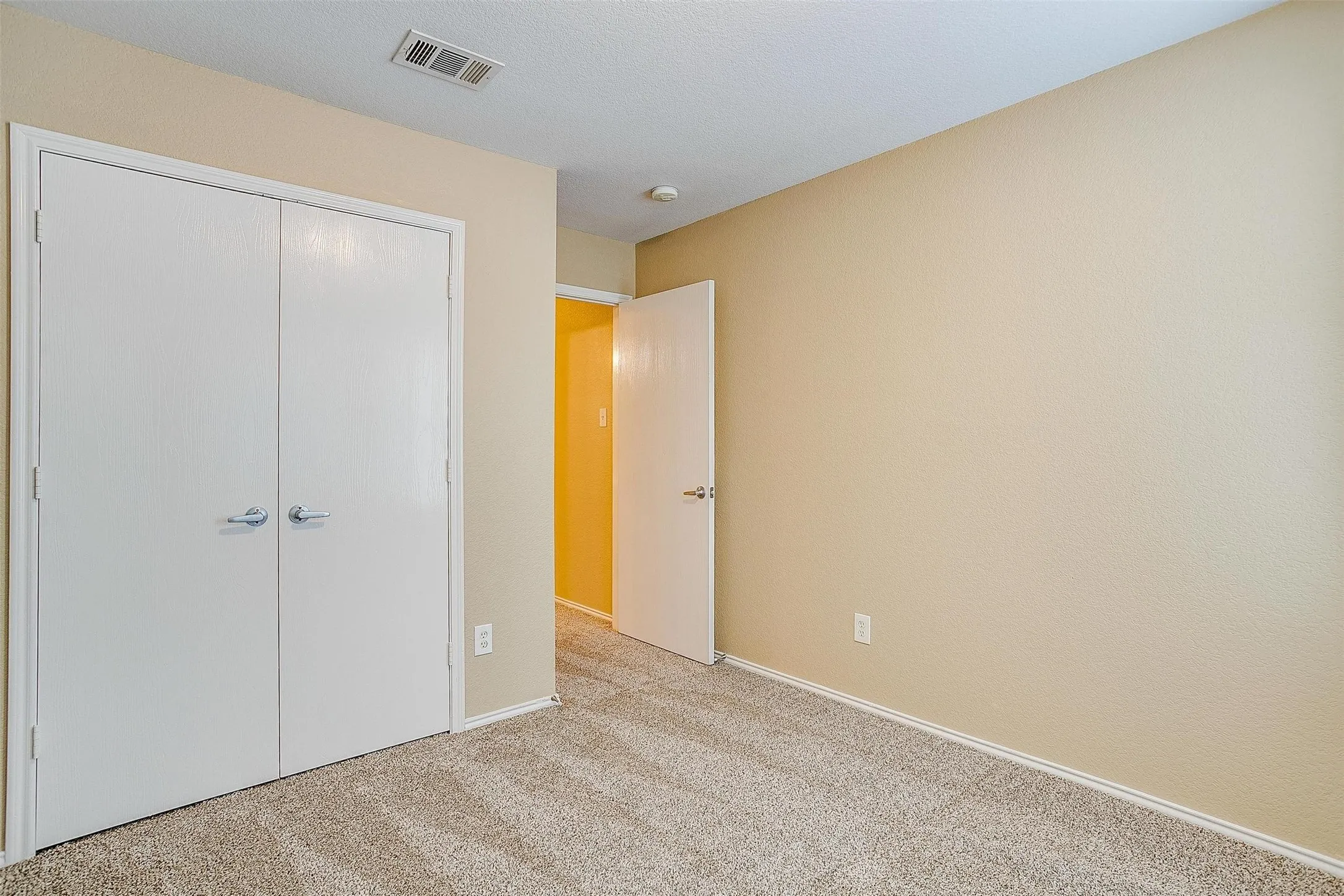 Single Family Residence For Rent in Tarrant County , 1205 Kielder Circle, Fort Worth, Texas 76134, 4 Bedroom, 2 Bathroom, 2 Garage spaces, 1,526 Sqft, built in 2006, Price $1,995, mls#21343799, Real Estate Agent in Fort Worth, Homes For Rent in Tarrant county, Homes For Rent in Fort Worth, Realtor in Fort Worth Texas, Real Estate Brokerage Independent Realty Texas, Luminita Cordes Realtor