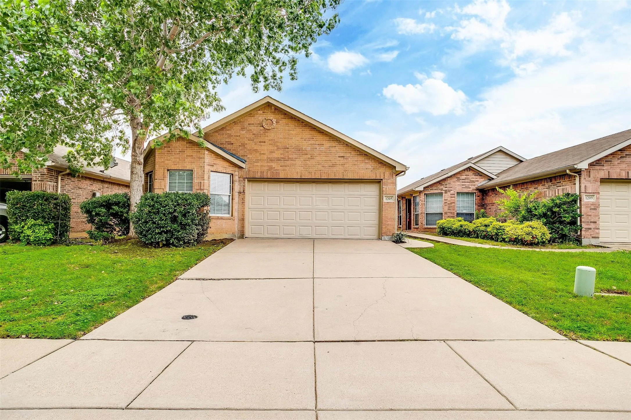 Single Family Residence For Rent in Tarrant County , 1205 Kielder Circle, Fort Worth, Texas 76134, 4 Bedroom, 2 Bathroom, 2 Garage spaces, 1,526 Sqft, built in 2006, Price $1,995, mls#21343799, Real Estate Agent in Fort Worth, Homes For Rent in Tarrant county, Homes For Rent in Fort Worth, Realtor in Fort Worth Texas, Real Estate Brokerage Independent Realty Texas, Luminita Cordes Realtor