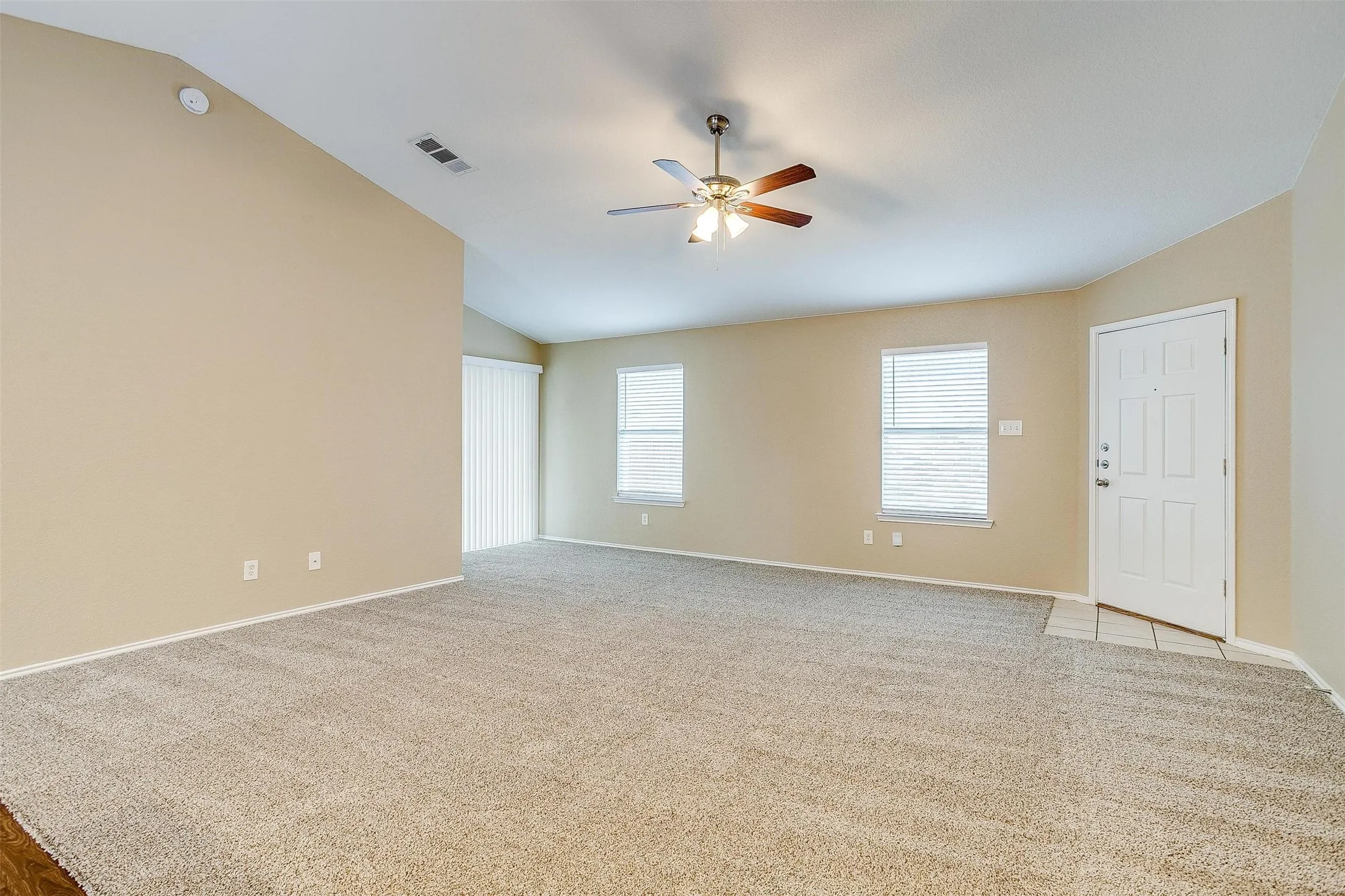 Single Family Residence For Rent in Tarrant County , 1205 Kielder Circle, Fort Worth, Texas 76134, 4 Bedroom, 2 Bathroom, 2 Garage spaces, 1,526 Sqft, built in 2006, Price $1,995, mls#21343799, Real Estate Agent in Fort Worth, Homes For Rent in Tarrant county, Homes For Rent in Fort Worth, Realtor in Fort Worth Texas, Real Estate Brokerage Independent Realty Texas, Luminita Cordes Realtor