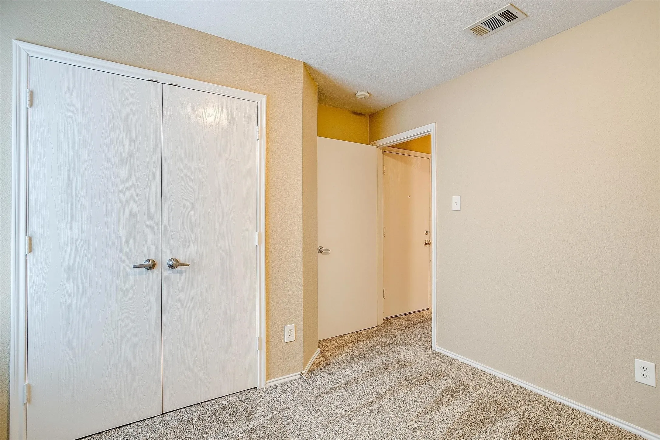 Single Family Residence For Rent in Tarrant County , 1205 Kielder Circle, Fort Worth, Texas 76134, 4 Bedroom, 2 Bathroom, 2 Garage spaces, 1,526 Sqft, built in 2006, Price $1,995, mls#21343799, Real Estate Agent in Fort Worth, Homes For Rent in Tarrant county, Homes For Rent in Fort Worth, Realtor in Fort Worth Texas, Real Estate Brokerage Independent Realty Texas, Luminita Cordes Realtor