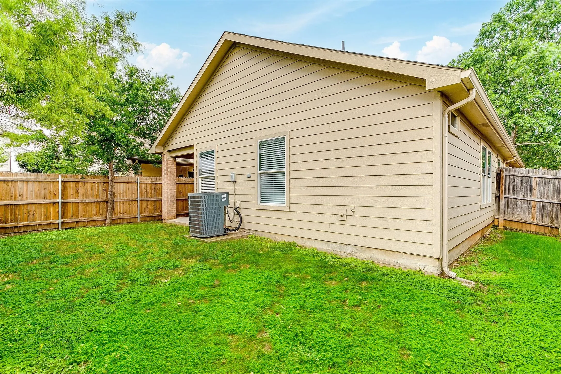 Single Family Residence For Rent in Tarrant County , 1205 Kielder Circle, Fort Worth, Texas 76134, 4 Bedroom, 2 Bathroom, 2 Garage spaces, 1,526 Sqft, built in 2006, Price $1,995, mls#21343799, Real Estate Agent in Fort Worth, Homes For Rent in Tarrant county, Homes For Rent in Fort Worth, Realtor in Fort Worth Texas, Real Estate Brokerage Independent Realty Texas, Luminita Cordes Realtor