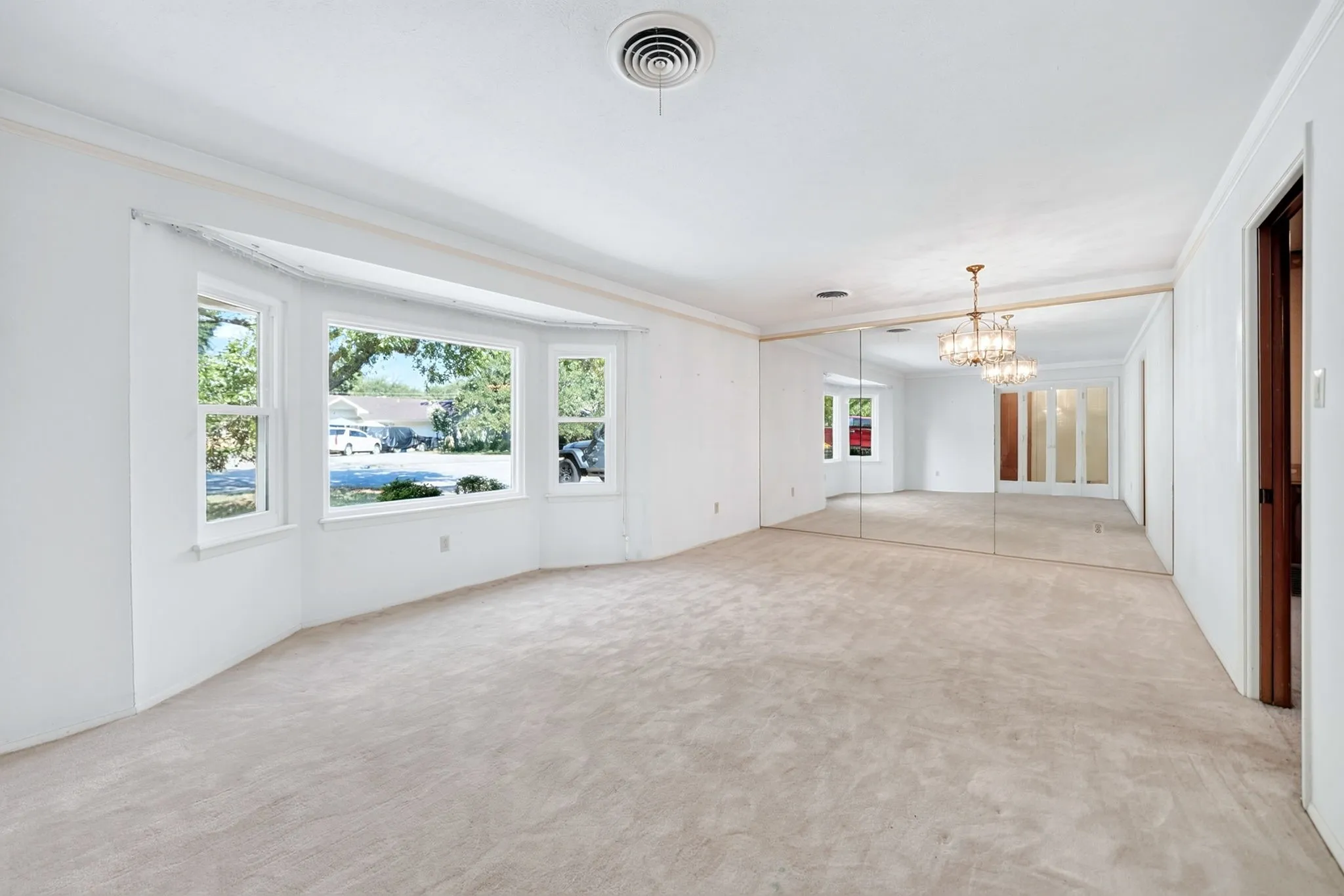 Single Family Residence For Sale in Tarrant County , 901 Lake Charles Avenue, Fort Worth, Texas 76103, 3 Bedroom, 2 Bathroom, 2 Garage spaces, 1,747 Sqft, built in 1963, mls#21350578, Real Estate Agent in Fort Worth, Homes For Sale in Tarrant county, Homes For Sale in Fort Worth, Realtor in Fort Worth Texas, Real Estate Brokerage Independent Realty Texas, Luminita Cordes Realtor