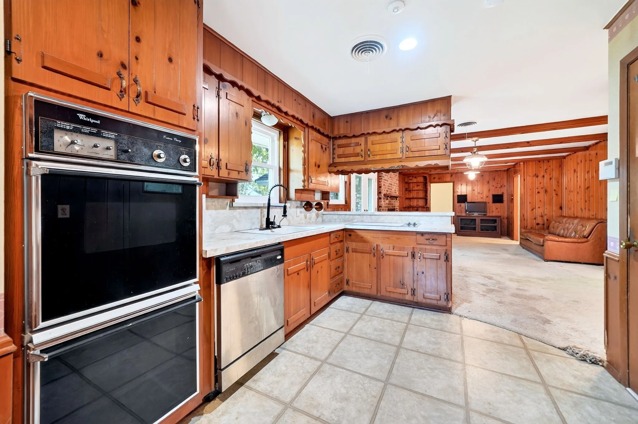 Single Family Residence For Sale in Tarrant County , 901 Lake Charles Avenue, Fort Worth, Texas 76103, 3 Bedroom, 2 Bathroom, 2 Garage spaces, 1,747 Sqft, built in 1963, mls#21350578, Real Estate Agent in Fort Worth, Homes For Sale in Tarrant county, Homes For Sale in Fort Worth, Realtor in Fort Worth Texas, Real Estate Brokerage Independent Realty Texas, Luminita Cordes Realtor