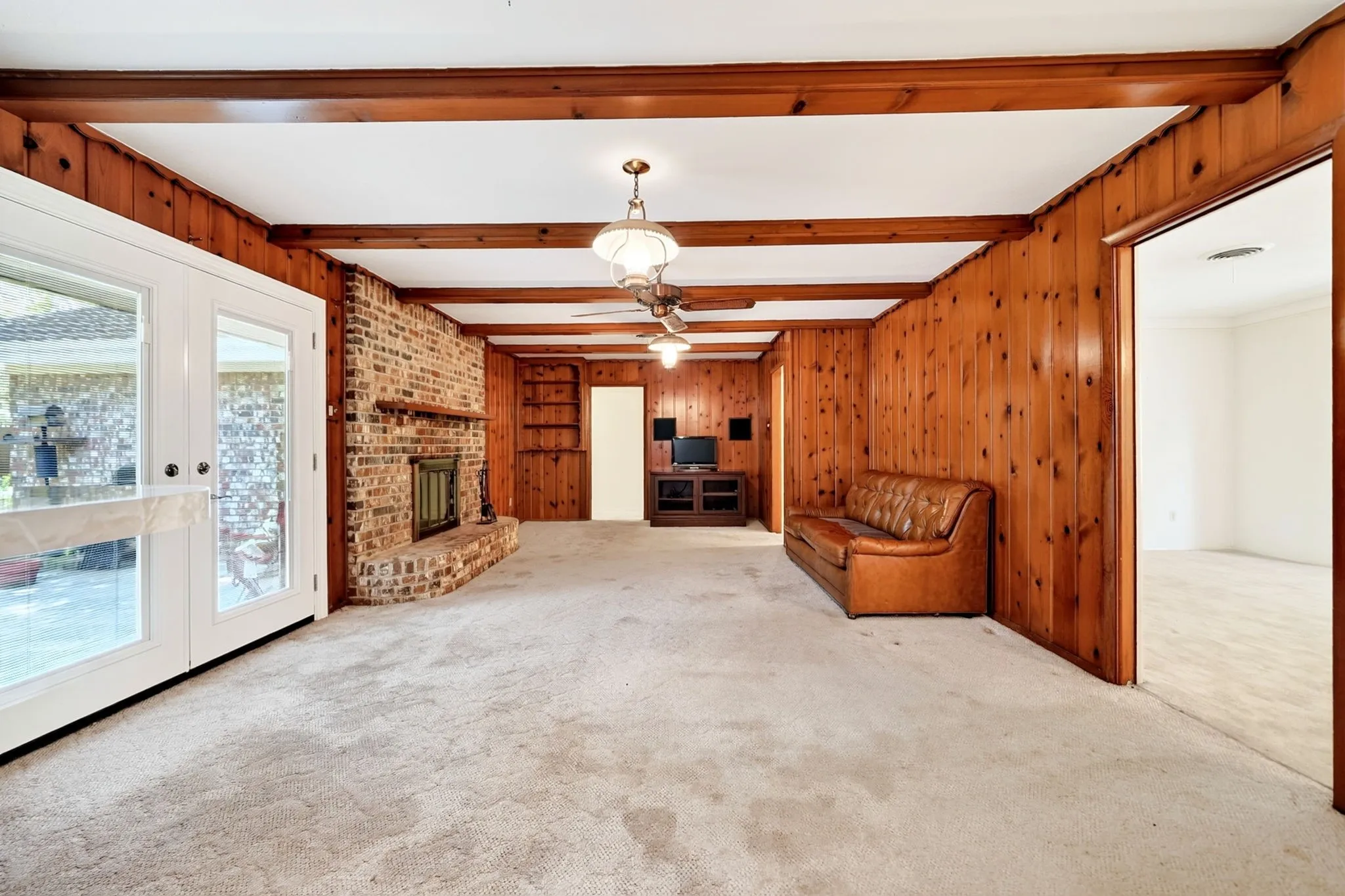 Single Family Residence For Sale in Tarrant County , 901 Lake Charles Avenue, Fort Worth, Texas 76103, 3 Bedroom, 2 Bathroom, 2 Garage spaces, 1,747 Sqft, built in 1963, mls#21350578, Real Estate Agent in Fort Worth, Homes For Sale in Tarrant county, Homes For Sale in Fort Worth, Realtor in Fort Worth Texas, Real Estate Brokerage Independent Realty Texas, Luminita Cordes Realtor