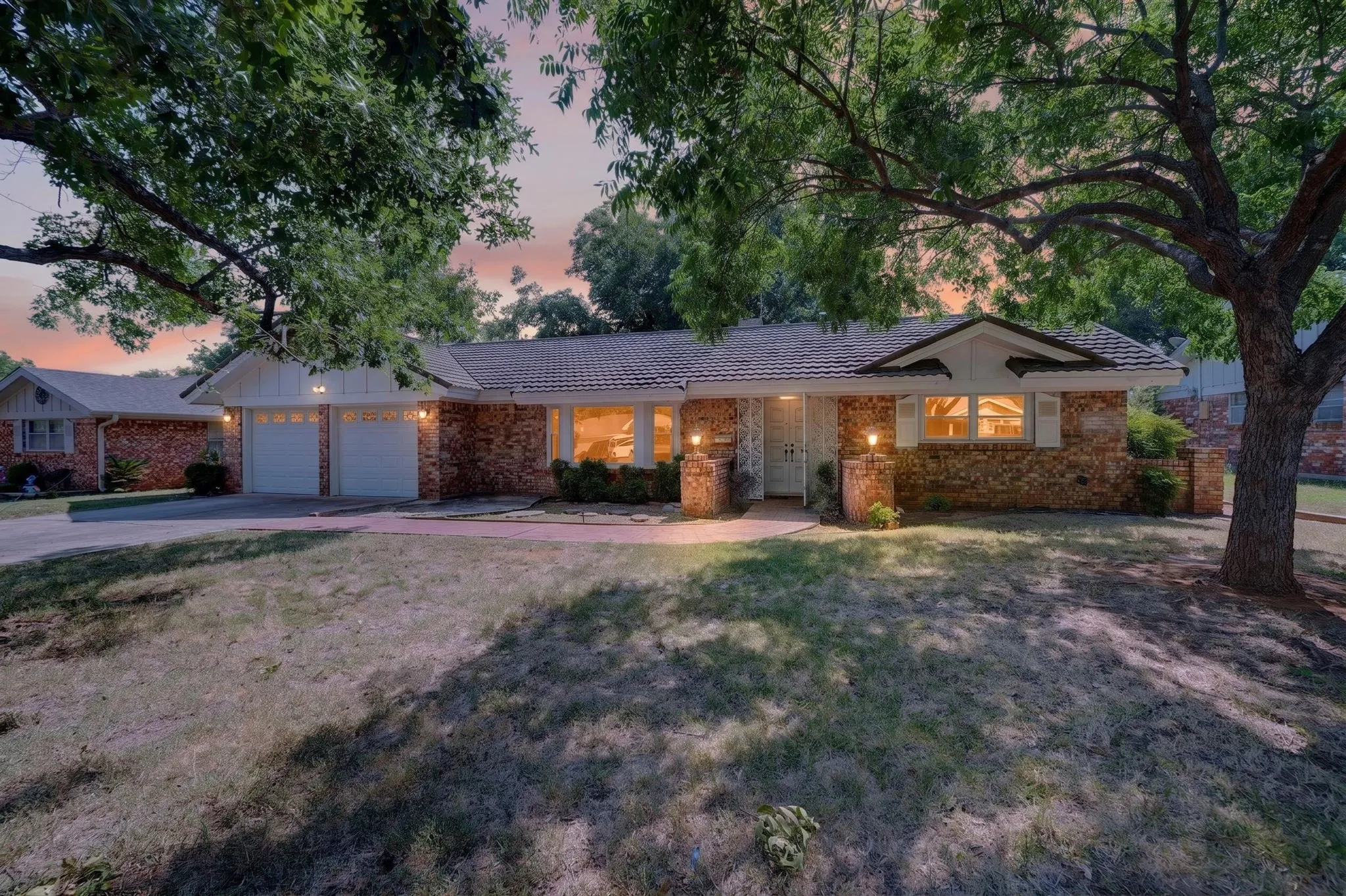 Single Family Residence For Sale in Tarrant County , 901 Lake Charles Avenue, Fort Worth, Texas 76103, 3 Bedroom, 2 Bathroom, 2 Garage spaces, 1,747 Sqft, built in 1963, mls#21350578, Real Estate Agent in Fort Worth, Homes For Sale in Tarrant county, Homes For Sale in Fort Worth, Realtor in Fort Worth Texas, Real Estate Brokerage Independent Realty Texas, Luminita Cordes Realtor