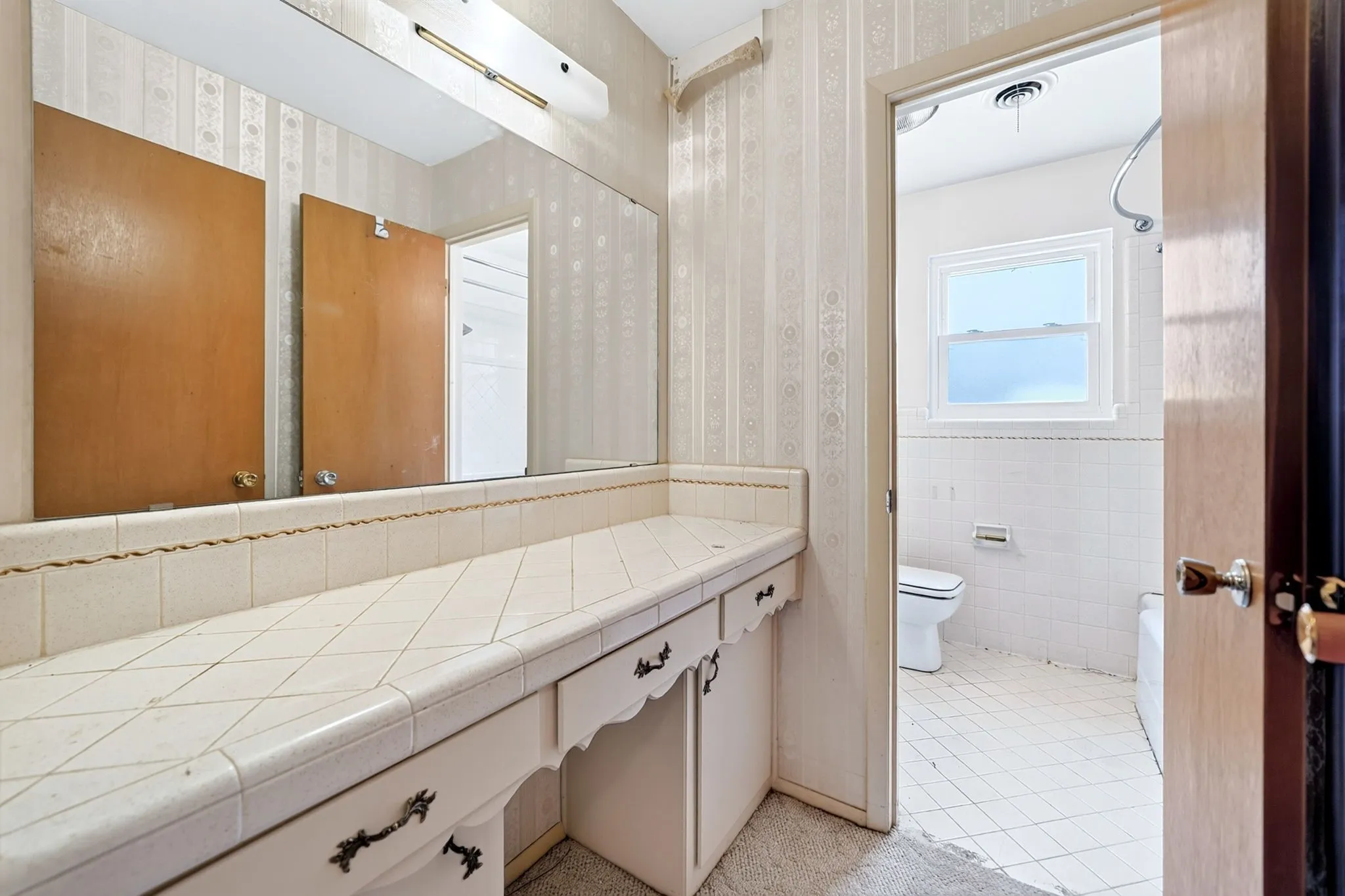 Single Family Residence For Sale in Tarrant County , 901 Lake Charles Avenue, Fort Worth, Texas 76103, 3 Bedroom, 2 Bathroom, 2 Garage spaces, 1,747 Sqft, built in 1963, mls#21350578, Real Estate Agent in Fort Worth, Homes For Sale in Tarrant county, Homes For Sale in Fort Worth, Realtor in Fort Worth Texas, Real Estate Brokerage Independent Realty Texas, Luminita Cordes Realtor