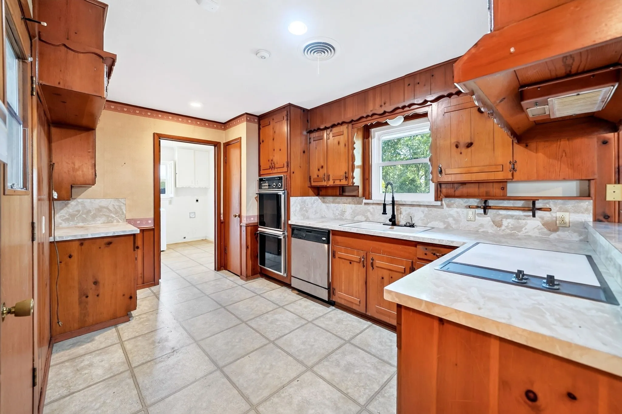Single Family Residence For Sale in Tarrant County , 901 Lake Charles Avenue, Fort Worth, Texas 76103, 3 Bedroom, 2 Bathroom, 2 Garage spaces, 1,747 Sqft, built in 1963, mls#21350578, Real Estate Agent in Fort Worth, Homes For Sale in Tarrant county, Homes For Sale in Fort Worth, Realtor in Fort Worth Texas, Real Estate Brokerage Independent Realty Texas, Luminita Cordes Realtor