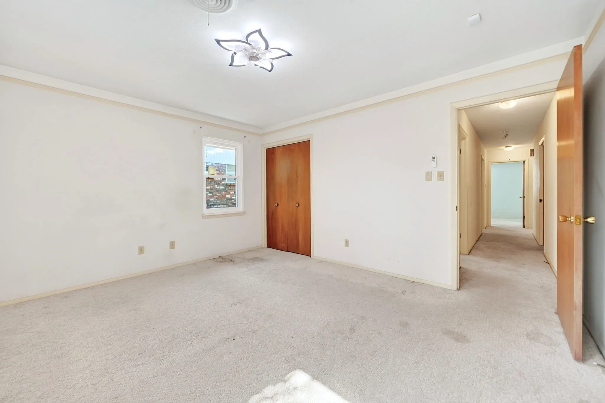 Single Family Residence For Sale in Tarrant County , 901 Lake Charles Avenue, Fort Worth, Texas 76103, 3 Bedroom, 2 Bathroom, 2 Garage spaces, 1,747 Sqft, built in 1963, mls#21350578, Real Estate Agent in Fort Worth, Homes For Sale in Tarrant county, Homes For Sale in Fort Worth, Realtor in Fort Worth Texas, Real Estate Brokerage Independent Realty Texas, Luminita Cordes Realtor