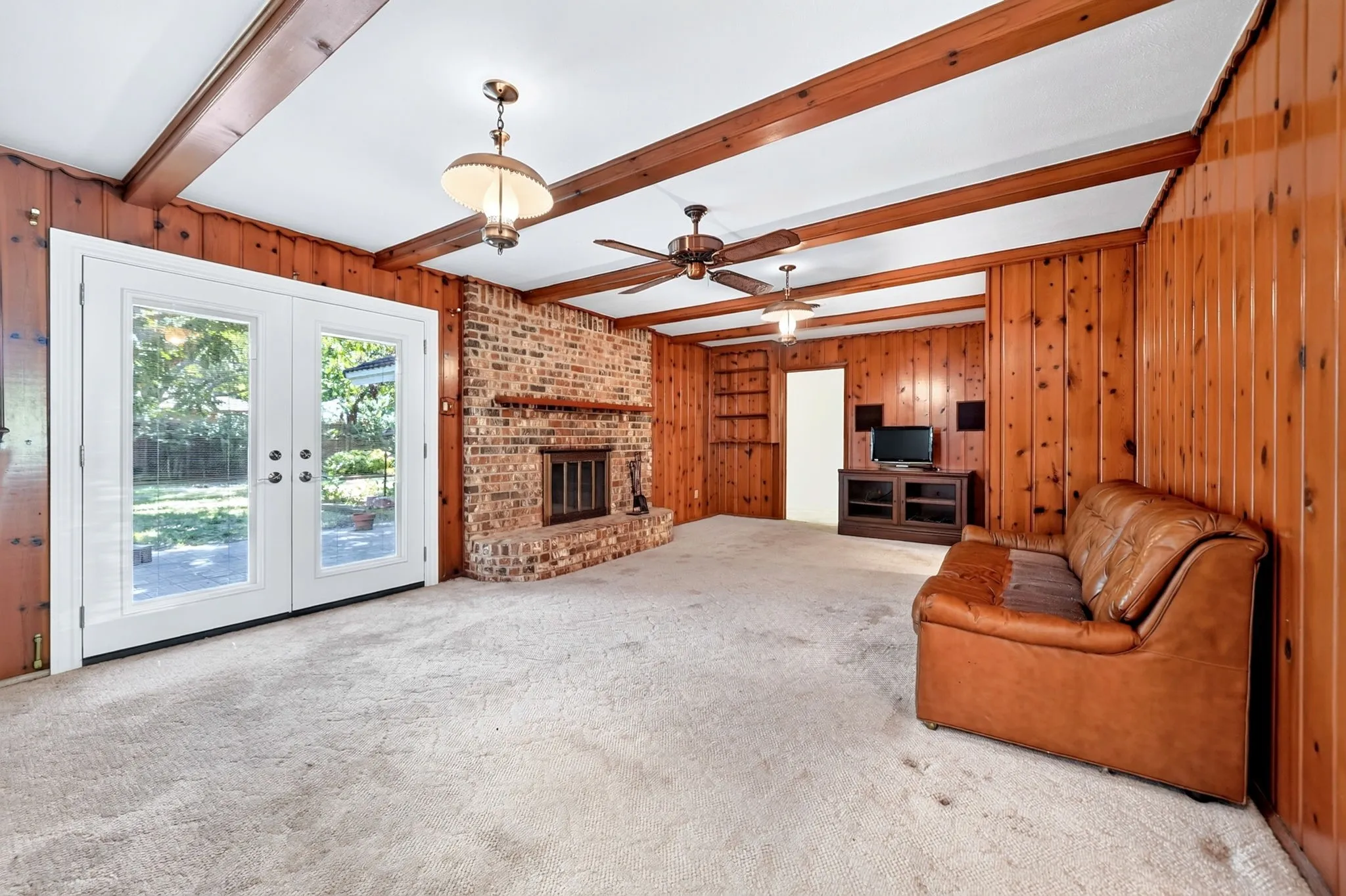 Single Family Residence For Sale in Tarrant County , 901 Lake Charles Avenue, Fort Worth, Texas 76103, 3 Bedroom, 2 Bathroom, 2 Garage spaces, 1,747 Sqft, built in 1963, mls#21350578, Real Estate Agent in Fort Worth, Homes For Sale in Tarrant county, Homes For Sale in Fort Worth, Realtor in Fort Worth Texas, Real Estate Brokerage Independent Realty Texas, Luminita Cordes Realtor