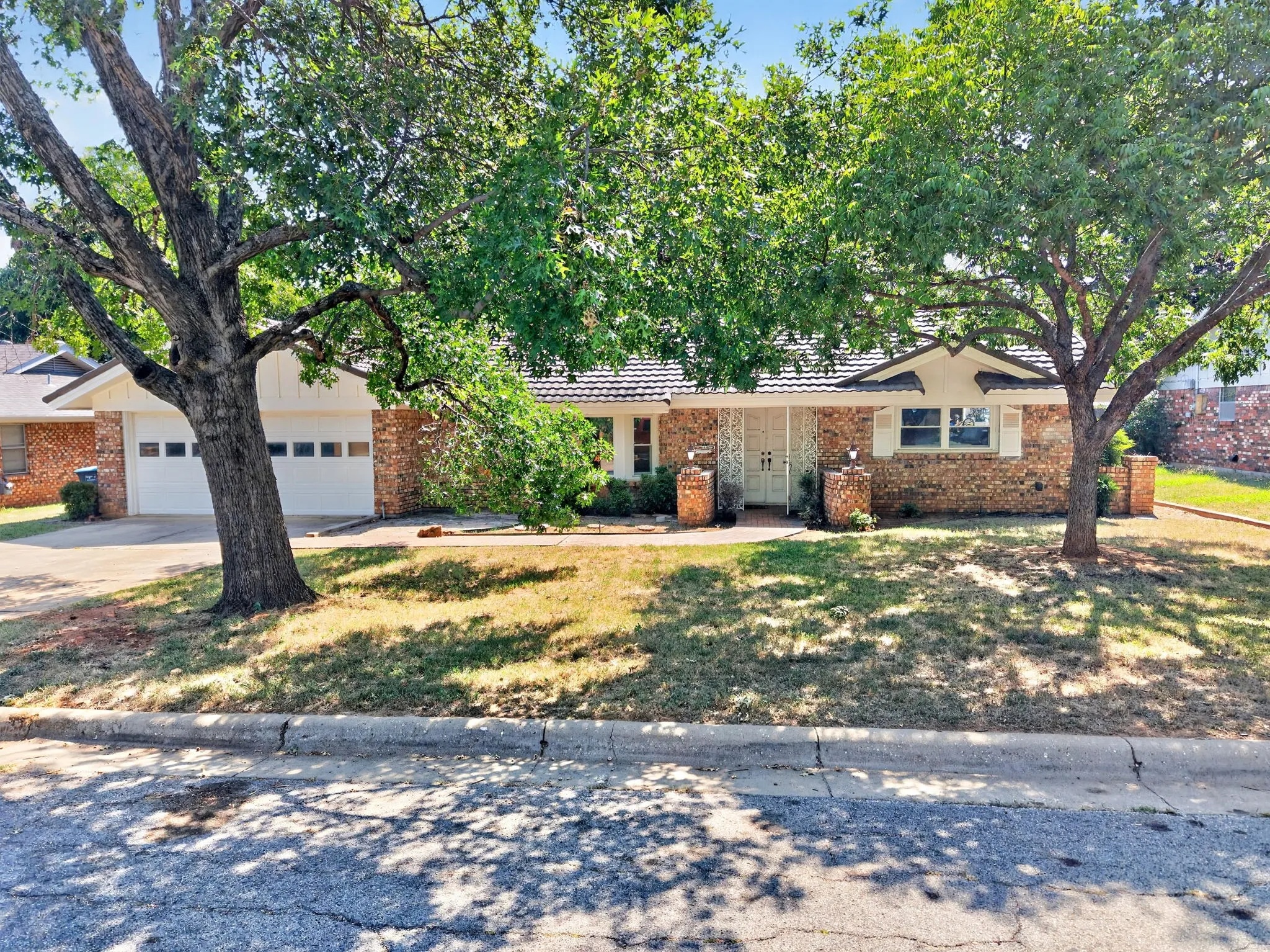 Single Family Residence For Sale in Tarrant County , 901 Lake Charles Avenue, Fort Worth, Texas 76103, 3 Bedroom, 2 Bathroom, 2 Garage spaces, 1,747 Sqft, built in 1963, mls#21350578, Real Estate Agent in Fort Worth, Homes For Sale in Tarrant county, Homes For Sale in Fort Worth, Realtor in Fort Worth Texas, Real Estate Brokerage Independent Realty Texas, Luminita Cordes Realtor