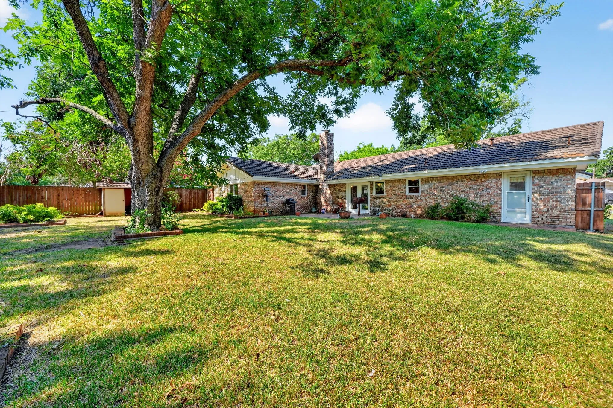 Single Family Residence For Sale in Tarrant County , 901 Lake Charles Avenue, Fort Worth, Texas 76103, 3 Bedroom, 2 Bathroom, 2 Garage spaces, 1,747 Sqft, built in 1963, mls#21350578, Real Estate Agent in Fort Worth, Homes For Sale in Tarrant county, Homes For Sale in Fort Worth, Realtor in Fort Worth Texas, Real Estate Brokerage Independent Realty Texas, Luminita Cordes Realtor