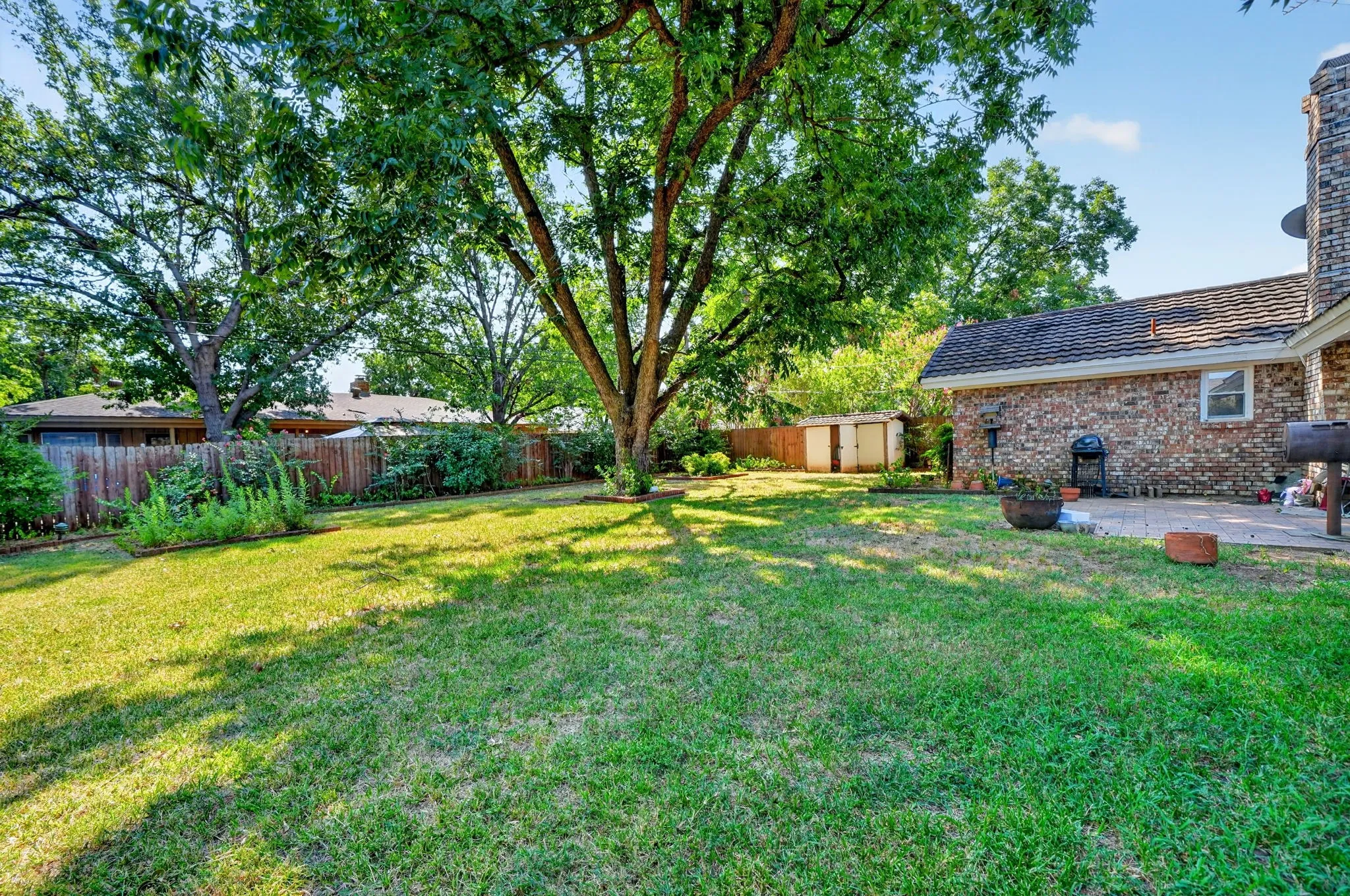 Single Family Residence For Sale in Tarrant County , 901 Lake Charles Avenue, Fort Worth, Texas 76103, 3 Bedroom, 2 Bathroom, 2 Garage spaces, 1,747 Sqft, built in 1963, mls#21350578, Real Estate Agent in Fort Worth, Homes For Sale in Tarrant county, Homes For Sale in Fort Worth, Realtor in Fort Worth Texas, Real Estate Brokerage Independent Realty Texas, Luminita Cordes Realtor