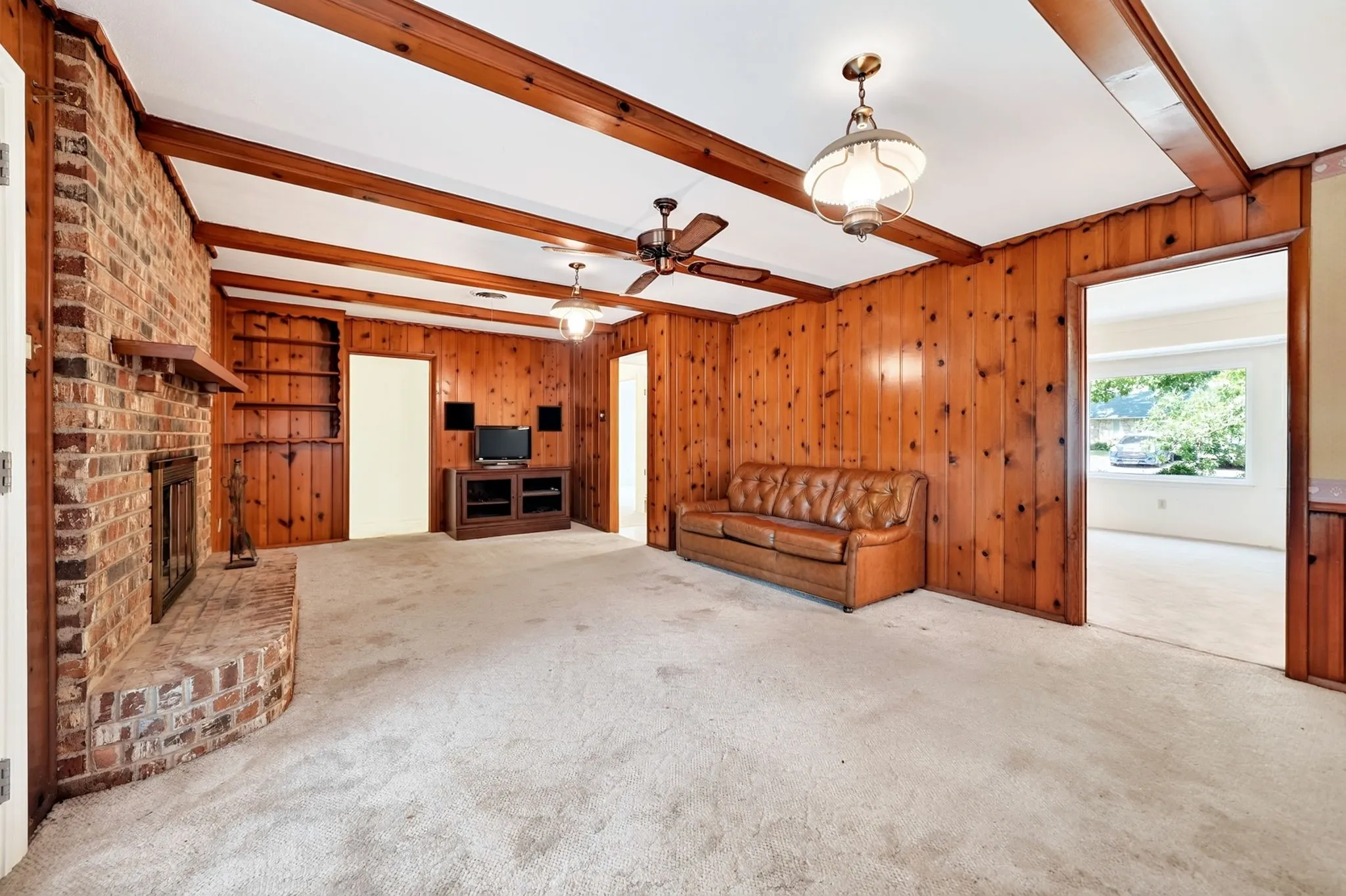 Single Family Residence For Sale in Tarrant County , 901 Lake Charles Avenue, Fort Worth, Texas 76103, 3 Bedroom, 2 Bathroom, 2 Garage spaces, 1,747 Sqft, built in 1963, mls#21350578, Real Estate Agent in Fort Worth, Homes For Sale in Tarrant county, Homes For Sale in Fort Worth, Realtor in Fort Worth Texas, Real Estate Brokerage Independent Realty Texas, Luminita Cordes Realtor