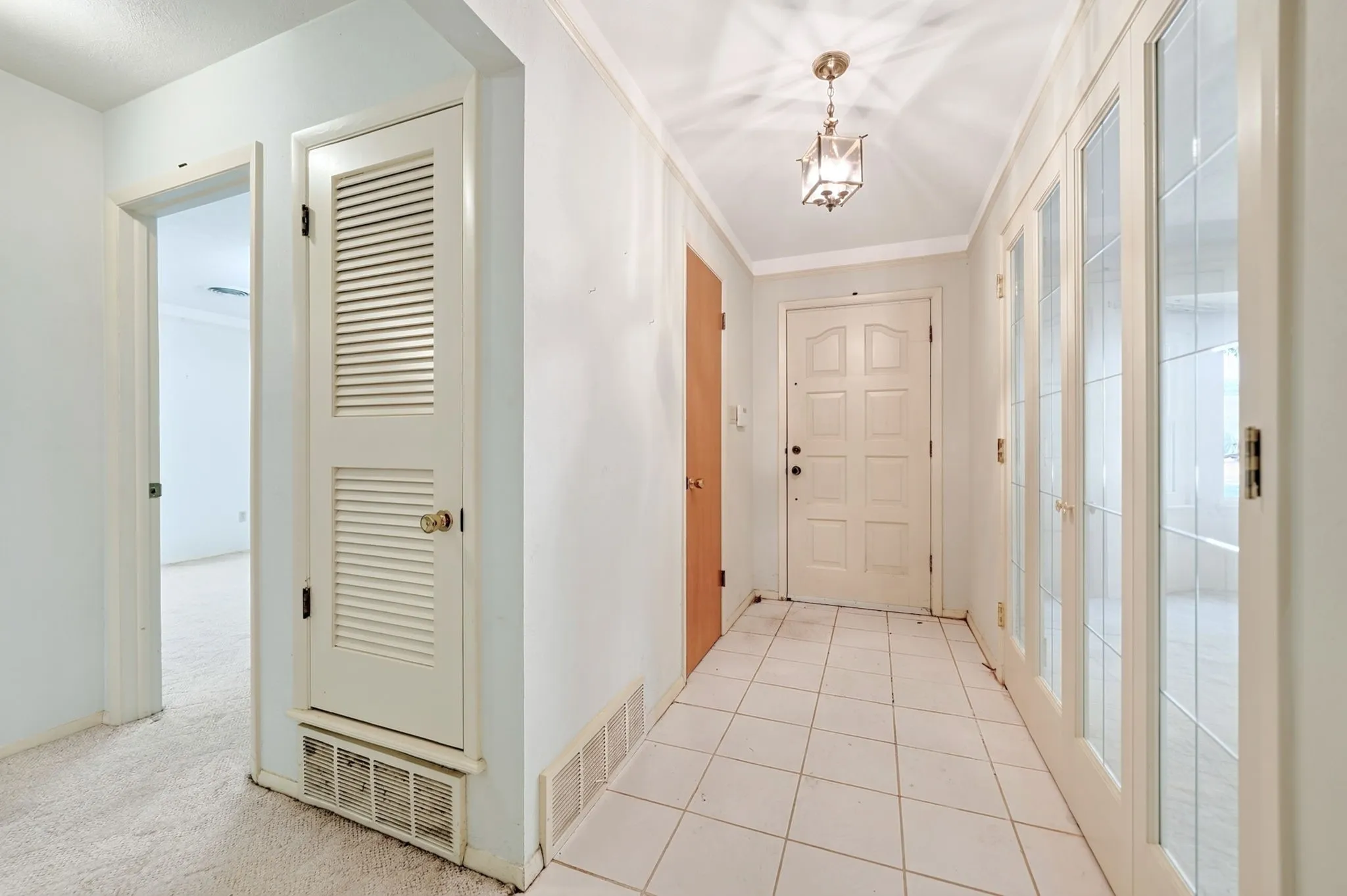 Single Family Residence For Sale in Tarrant County , 901 Lake Charles Avenue, Fort Worth, Texas 76103, 3 Bedroom, 2 Bathroom, 2 Garage spaces, 1,747 Sqft, built in 1963, mls#21350578, Real Estate Agent in Fort Worth, Homes For Sale in Tarrant county, Homes For Sale in Fort Worth, Realtor in Fort Worth Texas, Real Estate Brokerage Independent Realty Texas, Luminita Cordes Realtor