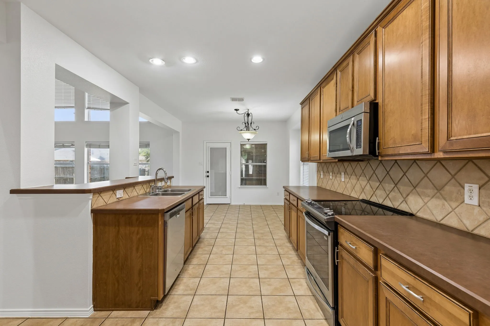 Single Family Residence For Sale in Ellis County , 500 Golden Bell Drive, Glenn Heights, Texas 75154, 4 Bedroom, 3 Bathroom, 2 Garage spaces, 2,830 Sqft, built in 2005, mls#21352120, Real Estate Agent in Glenn Heights, Homes For Sale in Ellis county, Homes For Sale in Glenn Heights, Realtor in Glenn Heights Texas, Real Estate Brokerage Independent Realty Texas, Luminita Cordes Realtor