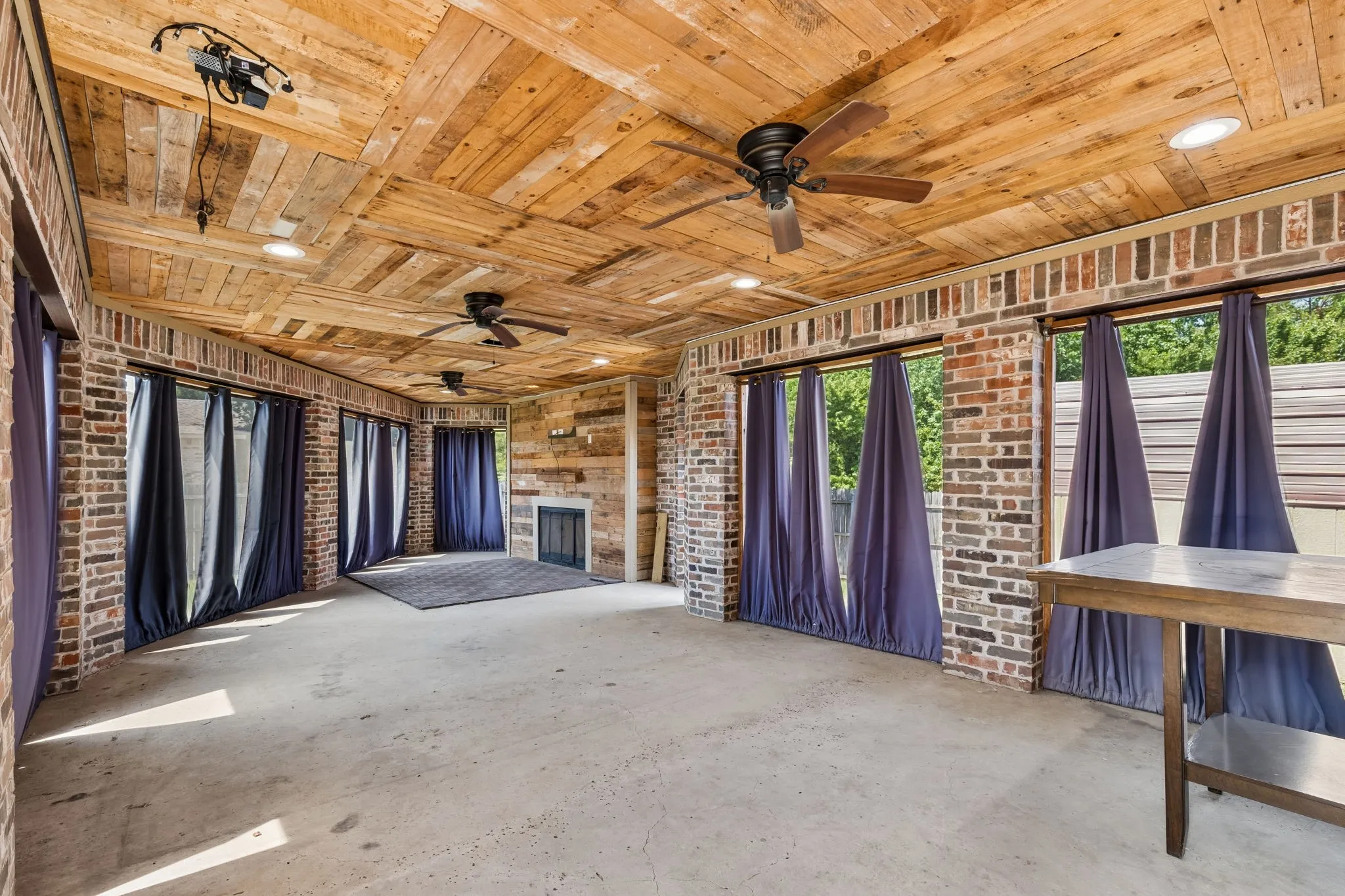 Single Family Residence For Sale in Ellis County , 500 Golden Bell Drive, Glenn Heights, Texas 75154, 4 Bedroom, 3 Bathroom, 2 Garage spaces, 2,830 Sqft, built in 2005, mls#21352120, Real Estate Agent in Glenn Heights, Homes For Sale in Ellis county, Homes For Sale in Glenn Heights, Realtor in Glenn Heights Texas, Real Estate Brokerage Independent Realty Texas, Luminita Cordes Realtor