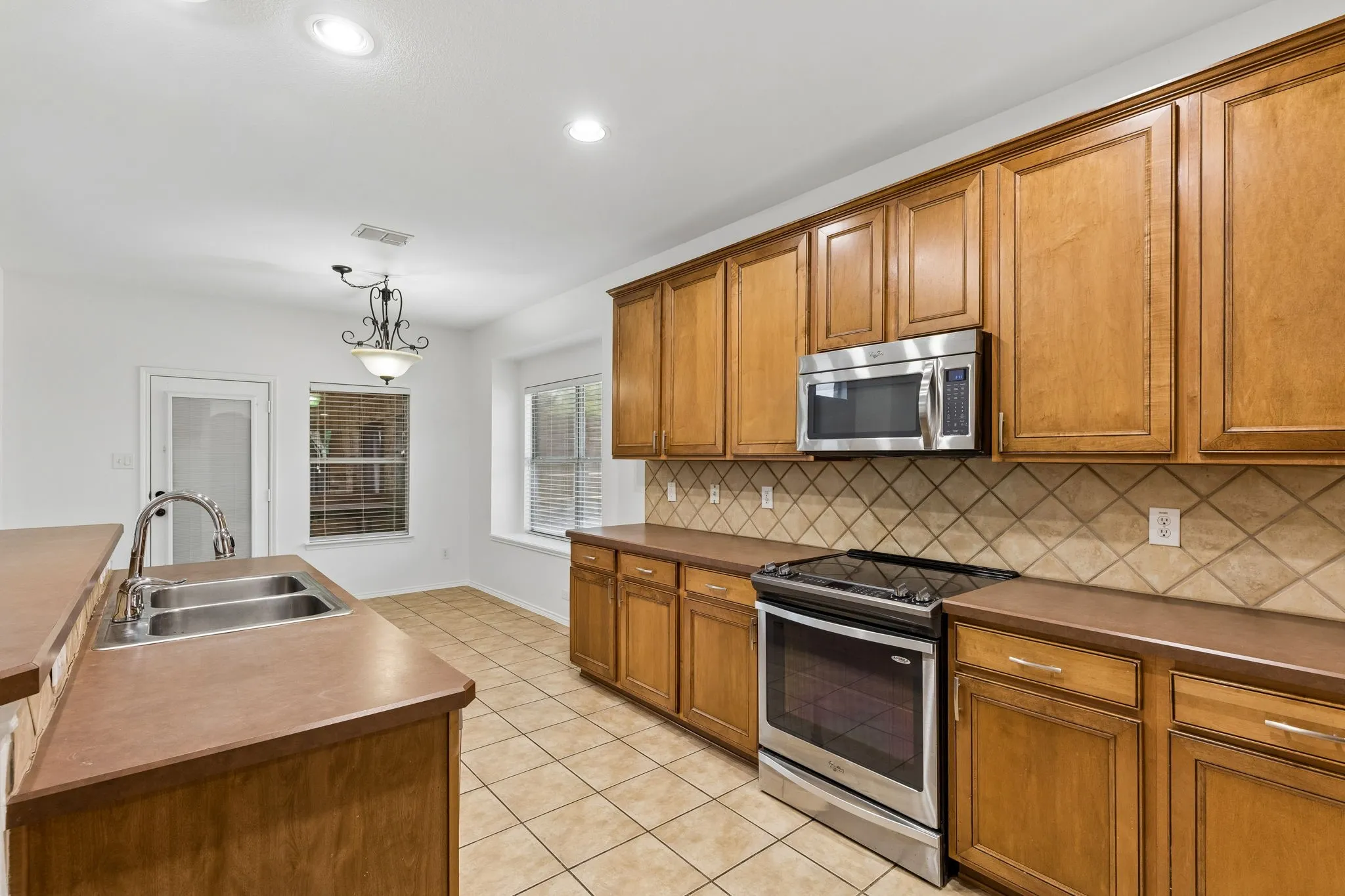 Single Family Residence For Sale in Ellis County , 500 Golden Bell Drive, Glenn Heights, Texas 75154, 4 Bedroom, 3 Bathroom, 2 Garage spaces, 2,830 Sqft, built in 2005, mls#21352120, Real Estate Agent in Glenn Heights, Homes For Sale in Ellis county, Homes For Sale in Glenn Heights, Realtor in Glenn Heights Texas, Real Estate Brokerage Independent Realty Texas, Luminita Cordes Realtor
