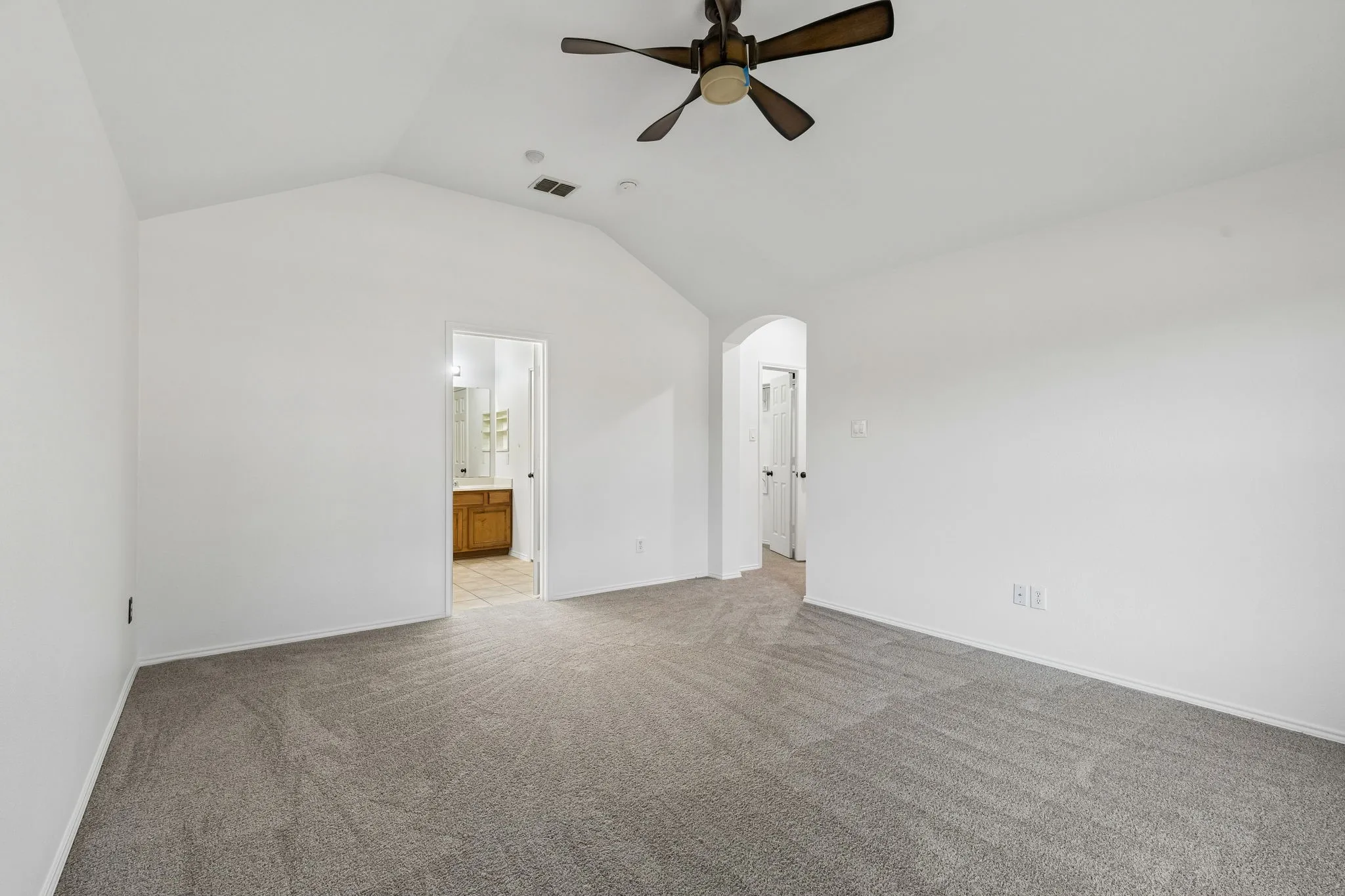 Single Family Residence For Sale in Ellis County , 500 Golden Bell Drive, Glenn Heights, Texas 75154, 4 Bedroom, 3 Bathroom, 2 Garage spaces, 2,830 Sqft, built in 2005, mls#21352120, Real Estate Agent in Glenn Heights, Homes For Sale in Ellis county, Homes For Sale in Glenn Heights, Realtor in Glenn Heights Texas, Real Estate Brokerage Independent Realty Texas, Luminita Cordes Realtor