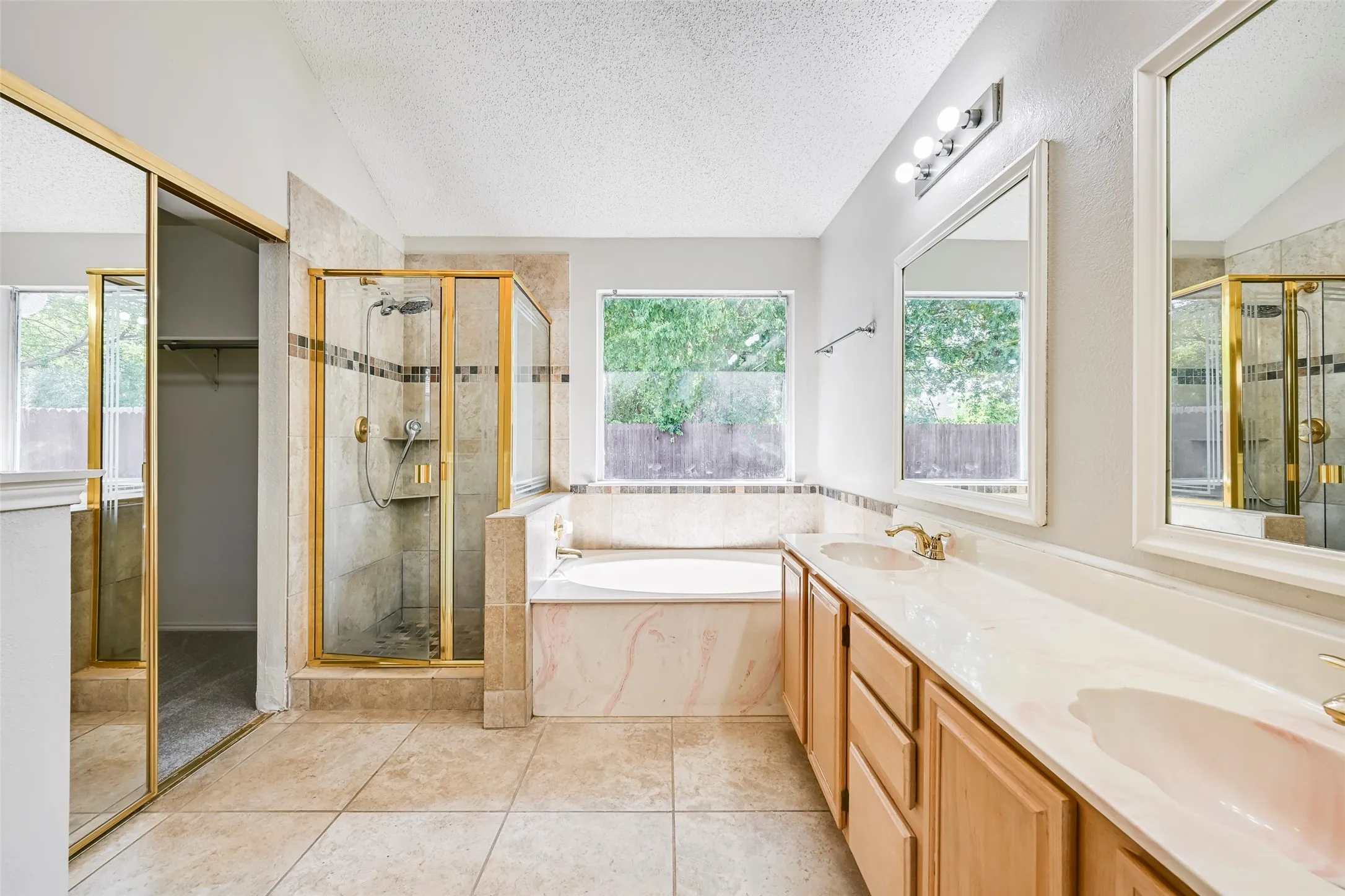 Single Family Residence For Sale in Tarrant County , 5301 Rio Bravo Drive, Arlington, Texas 76017, 3 Bedroom, 2 Bathroom, 2 Garage spaces, 1,552 Sqft, built in 1992, mls#21351135, Real Estate Agent in Arlington, Homes For Sale in Tarrant county, Homes For Sale in Arlington, Realtor in Arlington Texas, Real Estate Brokerage Independent Realty Texas, Luminita Cordes Realtor