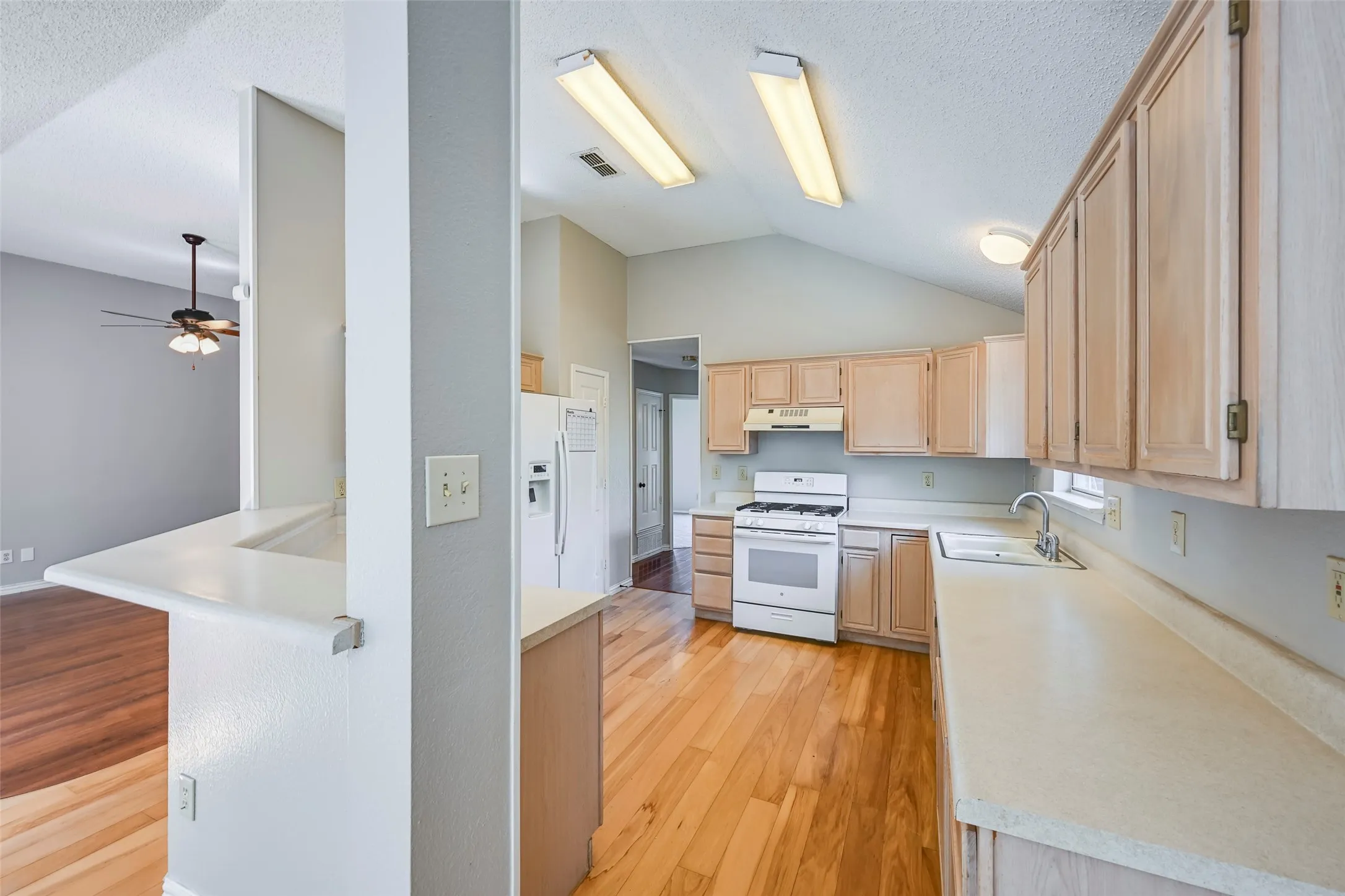 Single Family Residence For Sale in Tarrant County , 5301 Rio Bravo Drive, Arlington, Texas 76017, 3 Bedroom, 2 Bathroom, 2 Garage spaces, 1,552 Sqft, built in 1992, mls#21351135, Real Estate Agent in Arlington, Homes For Sale in Tarrant county, Homes For Sale in Arlington, Realtor in Arlington Texas, Real Estate Brokerage Independent Realty Texas, Luminita Cordes Realtor