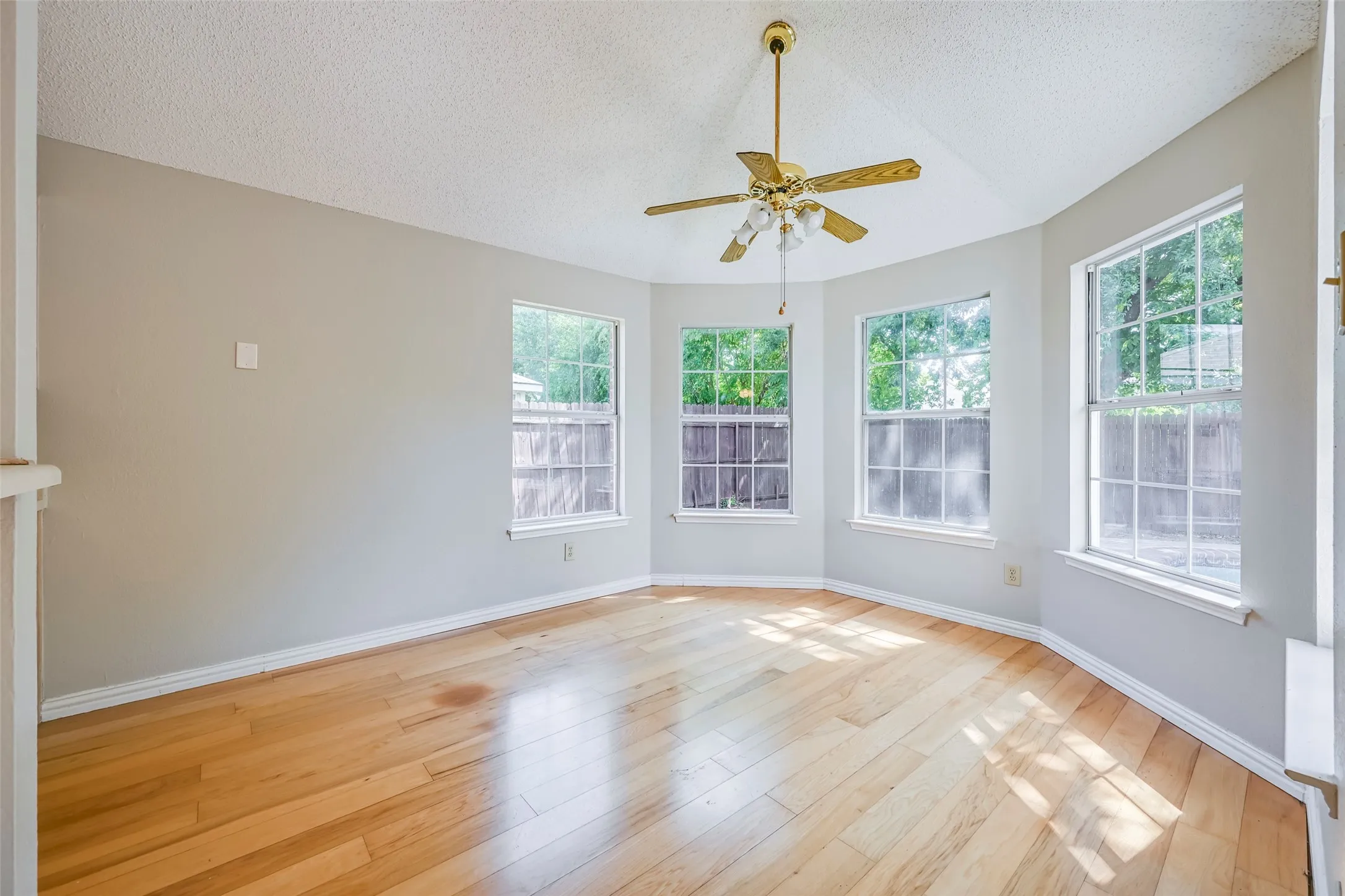 Single Family Residence For Sale in Tarrant County , 5301 Rio Bravo Drive, Arlington, Texas 76017, 3 Bedroom, 2 Bathroom, 2 Garage spaces, 1,552 Sqft, built in 1992, mls#21351135, Real Estate Agent in Arlington, Homes For Sale in Tarrant county, Homes For Sale in Arlington, Realtor in Arlington Texas, Real Estate Brokerage Independent Realty Texas, Luminita Cordes Realtor