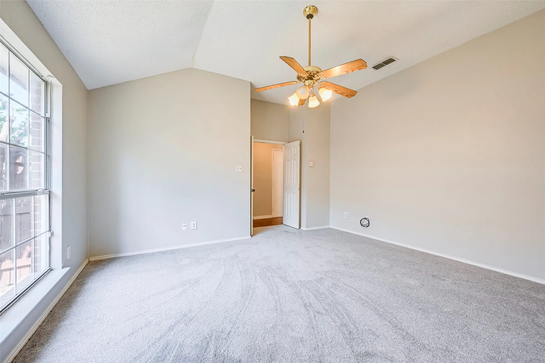 Single Family Residence For Sale in Tarrant County , 5301 Rio Bravo Drive, Arlington, Texas 76017, 3 Bedroom, 2 Bathroom, 2 Garage spaces, 1,552 Sqft, built in 1992, mls#21351135, Real Estate Agent in Arlington, Homes For Sale in Tarrant county, Homes For Sale in Arlington, Realtor in Arlington Texas, Real Estate Brokerage Independent Realty Texas, Luminita Cordes Realtor