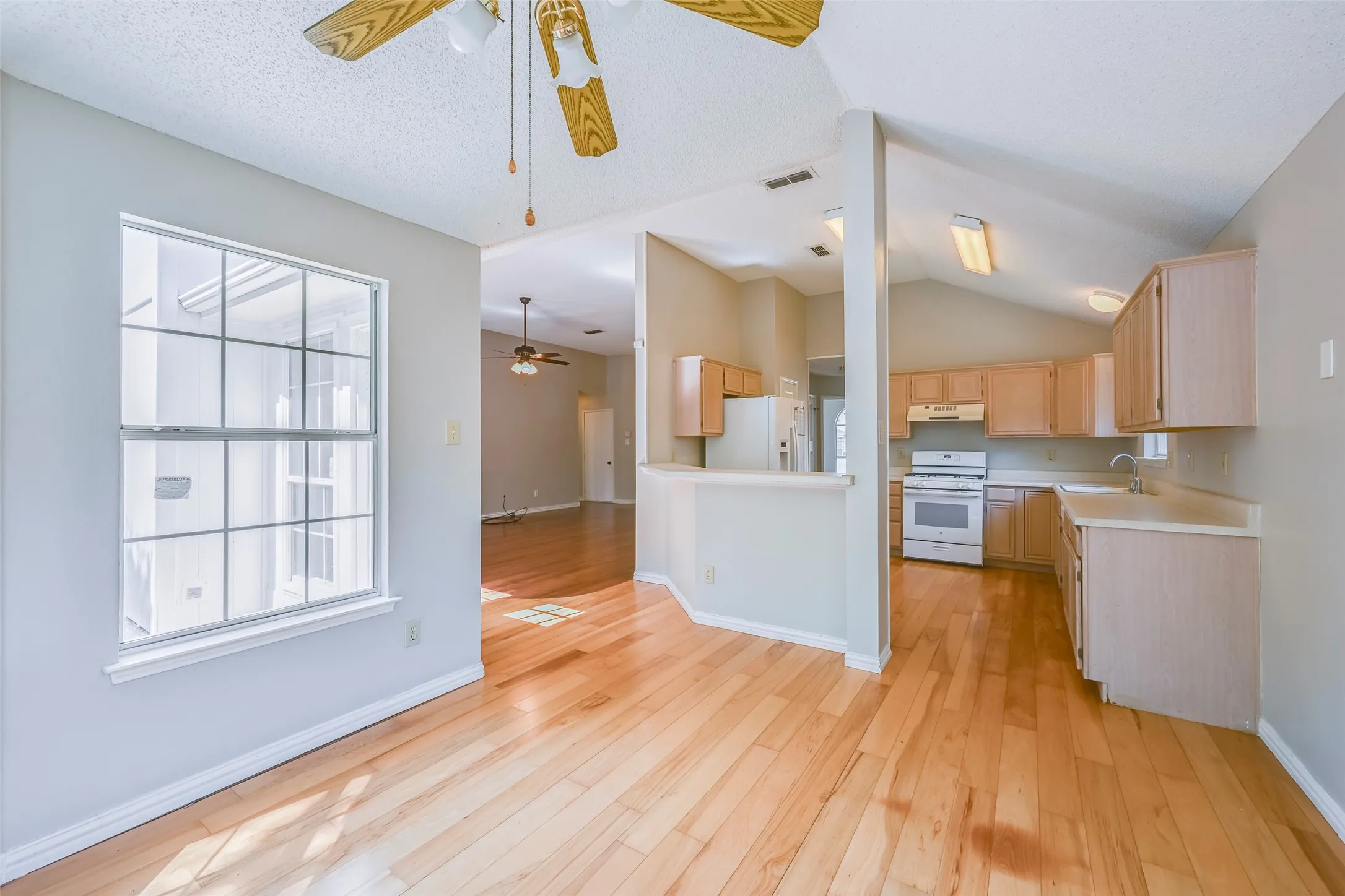 Single Family Residence For Sale in Tarrant County , 5301 Rio Bravo Drive, Arlington, Texas 76017, 3 Bedroom, 2 Bathroom, 2 Garage spaces, 1,552 Sqft, built in 1992, mls#21351135, Real Estate Agent in Arlington, Homes For Sale in Tarrant county, Homes For Sale in Arlington, Realtor in Arlington Texas, Real Estate Brokerage Independent Realty Texas, Luminita Cordes Realtor
