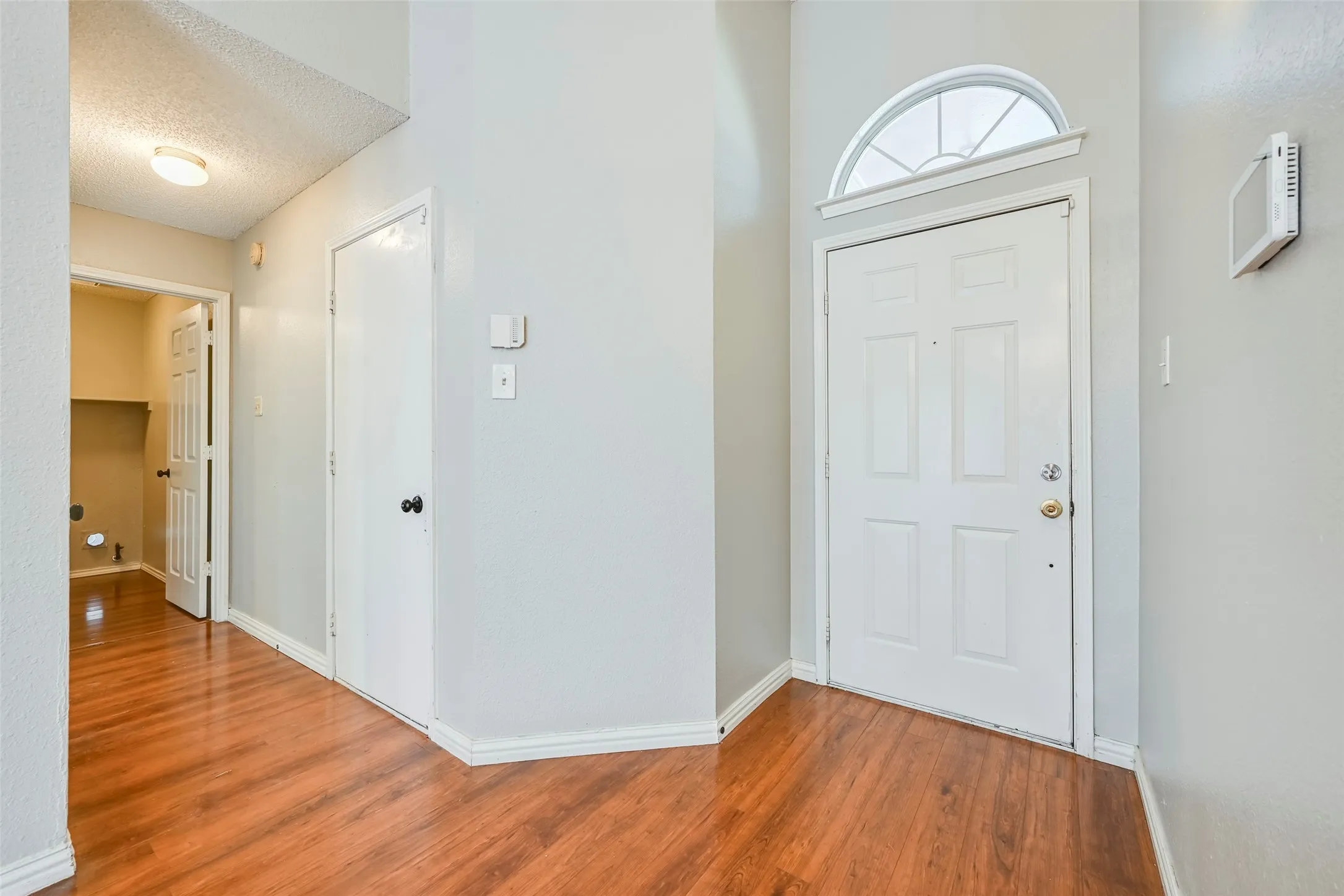Single Family Residence For Sale in Tarrant County , 5301 Rio Bravo Drive, Arlington, Texas 76017, 3 Bedroom, 2 Bathroom, 2 Garage spaces, 1,552 Sqft, built in 1992, mls#21351135, Real Estate Agent in Arlington, Homes For Sale in Tarrant county, Homes For Sale in Arlington, Realtor in Arlington Texas, Real Estate Brokerage Independent Realty Texas, Luminita Cordes Realtor