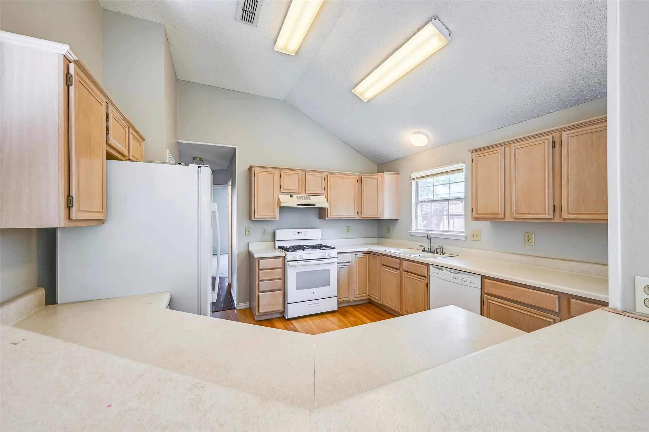Single Family Residence For Sale in Tarrant County , 5301 Rio Bravo Drive, Arlington, Texas 76017, 3 Bedroom, 2 Bathroom, 2 Garage spaces, 1,552 Sqft, built in 1992, mls#21351135, Real Estate Agent in Arlington, Homes For Sale in Tarrant county, Homes For Sale in Arlington, Realtor in Arlington Texas, Real Estate Brokerage Independent Realty Texas, Luminita Cordes Realtor