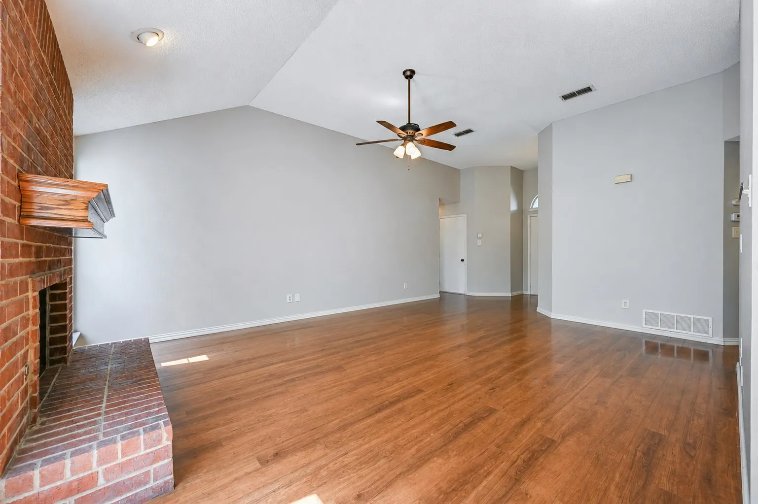 Single Family Residence For Sale in Tarrant County , 5301 Rio Bravo Drive, Arlington, Texas 76017, 3 Bedroom, 2 Bathroom, 2 Garage spaces, 1,552 Sqft, built in 1992, mls#21351135, Real Estate Agent in Arlington, Homes For Sale in Tarrant county, Homes For Sale in Arlington, Realtor in Arlington Texas, Real Estate Brokerage Independent Realty Texas, Luminita Cordes Realtor