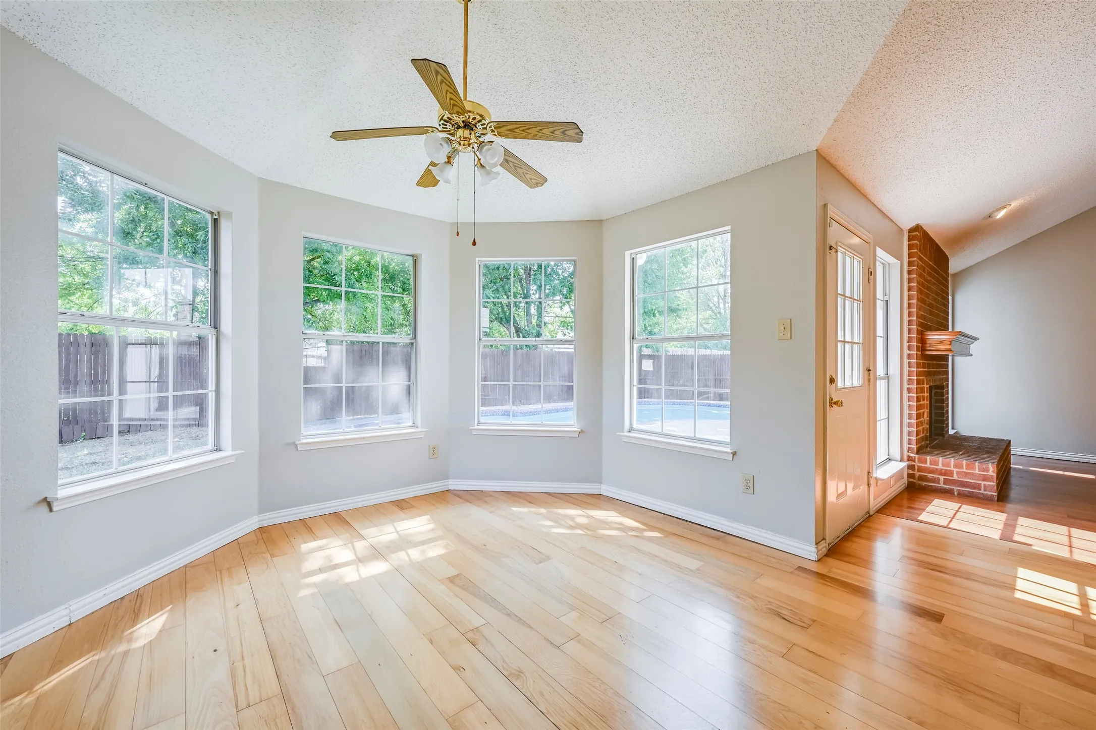 Single Family Residence For Sale in Tarrant County , 5301 Rio Bravo Drive, Arlington, Texas 76017, 3 Bedroom, 2 Bathroom, 2 Garage spaces, 1,552 Sqft, built in 1992, mls#21351135, Real Estate Agent in Arlington, Homes For Sale in Tarrant county, Homes For Sale in Arlington, Realtor in Arlington Texas, Real Estate Brokerage Independent Realty Texas, Luminita Cordes Realtor