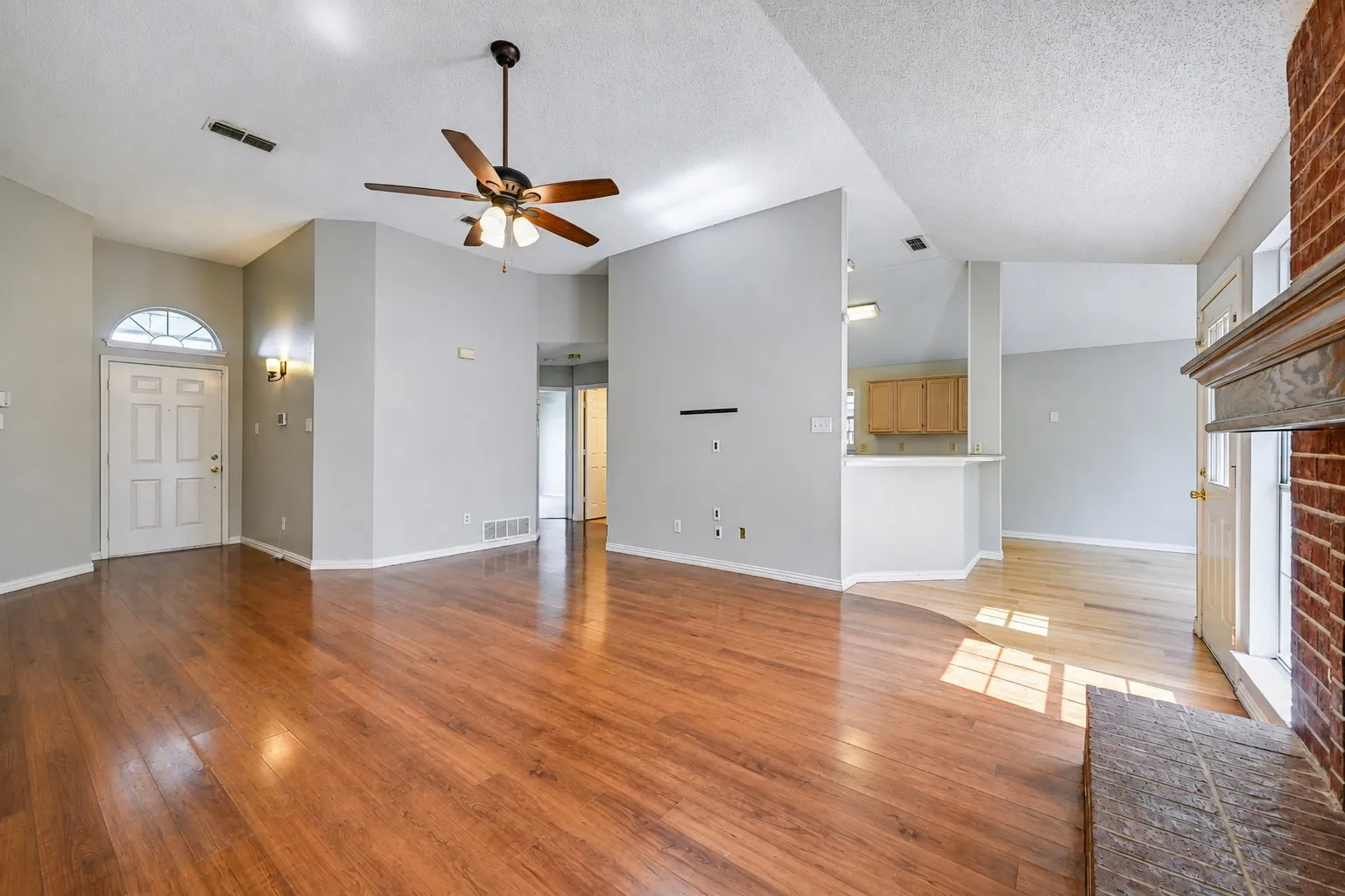 Single Family Residence For Sale in Tarrant County , 5301 Rio Bravo Drive, Arlington, Texas 76017, 3 Bedroom, 2 Bathroom, 2 Garage spaces, 1,552 Sqft, built in 1992, mls#21351135, Real Estate Agent in Arlington, Homes For Sale in Tarrant county, Homes For Sale in Arlington, Realtor in Arlington Texas, Real Estate Brokerage Independent Realty Texas, Luminita Cordes Realtor