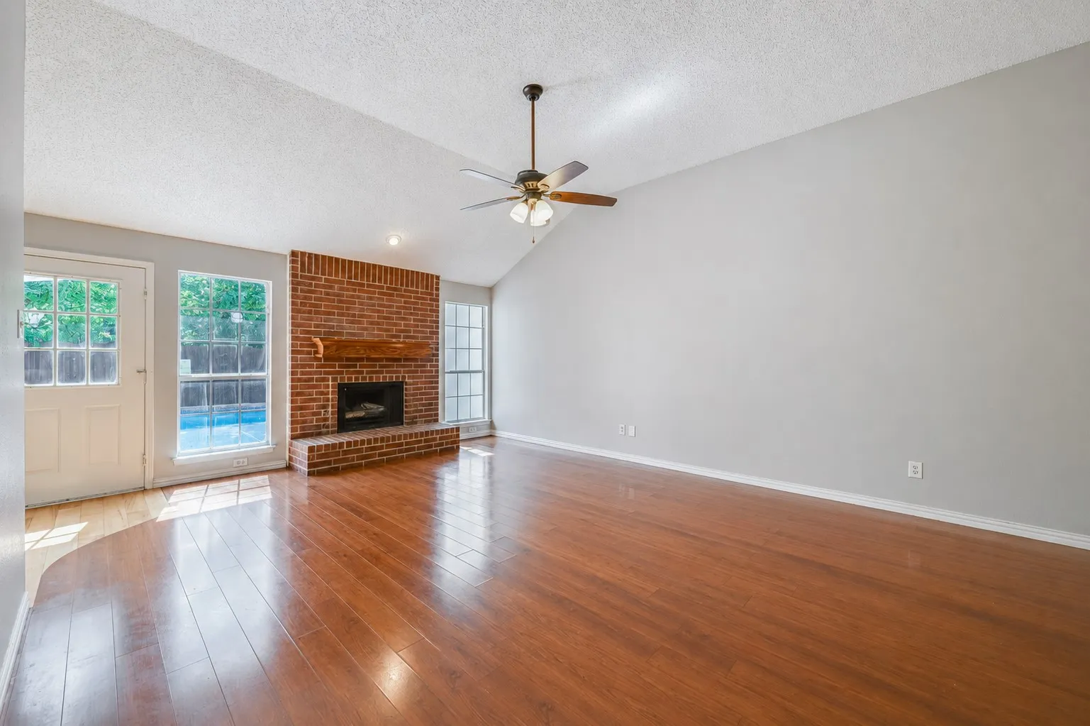 Single Family Residence For Sale in Tarrant County , 5301 Rio Bravo Drive, Arlington, Texas 76017, 3 Bedroom, 2 Bathroom, 2 Garage spaces, 1,552 Sqft, built in 1992, mls#21351135, Real Estate Agent in Arlington, Homes For Sale in Tarrant county, Homes For Sale in Arlington, Realtor in Arlington Texas, Real Estate Brokerage Independent Realty Texas, Luminita Cordes Realtor