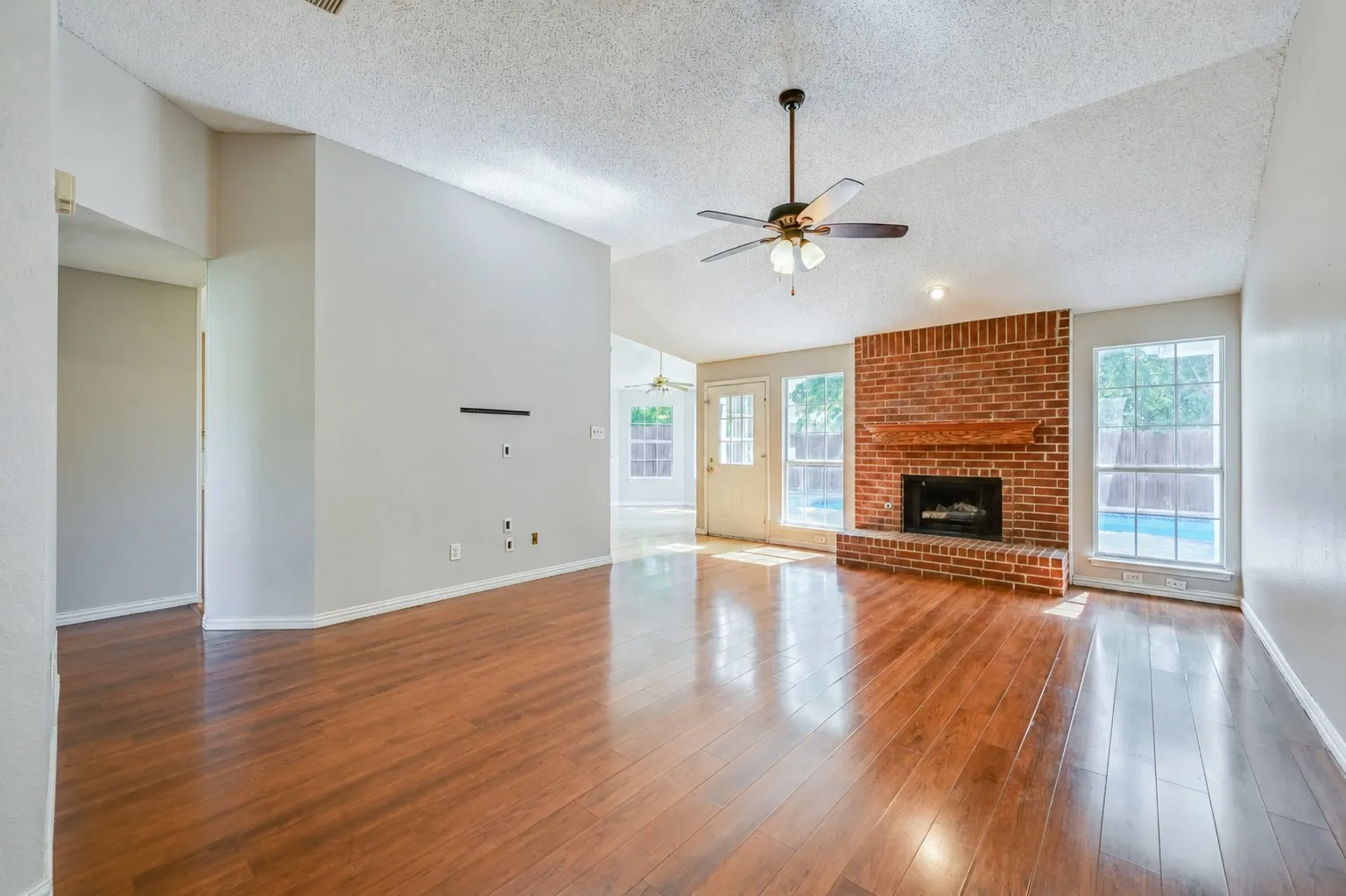 Single Family Residence For Sale in Tarrant County , 5301 Rio Bravo Drive, Arlington, Texas 76017, 3 Bedroom, 2 Bathroom, 2 Garage spaces, 1,552 Sqft, built in 1992, mls#21351135, Real Estate Agent in Arlington, Homes For Sale in Tarrant county, Homes For Sale in Arlington, Realtor in Arlington Texas, Real Estate Brokerage Independent Realty Texas, Luminita Cordes Realtor