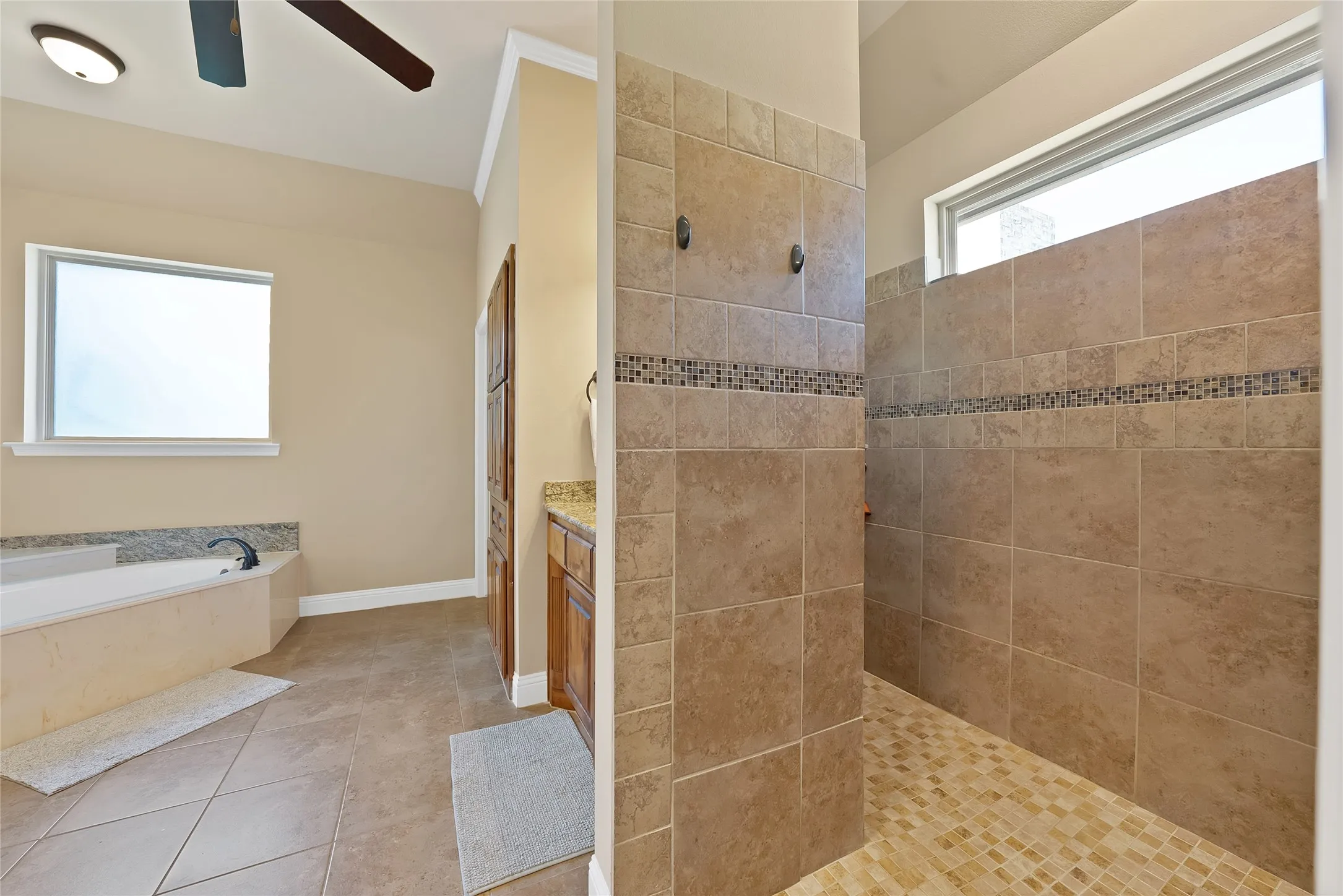 Single Family Residence For Sale in Parker County , 220 Pinnacle Peak Lane, Weatherford, Texas 76087, 4 Bedroom, 5 Bathroom, 3 Garage spaces, 3,124 Sqft, built in 2014, mls#21351777, Real Estate Agent in Weatherford, Homes For Sale in Parker county, Homes For Sale in Weatherford, Realtor in Weatherford Texas, Real Estate Brokerage Independent Realty Texas, Luminita Cordes Realtor