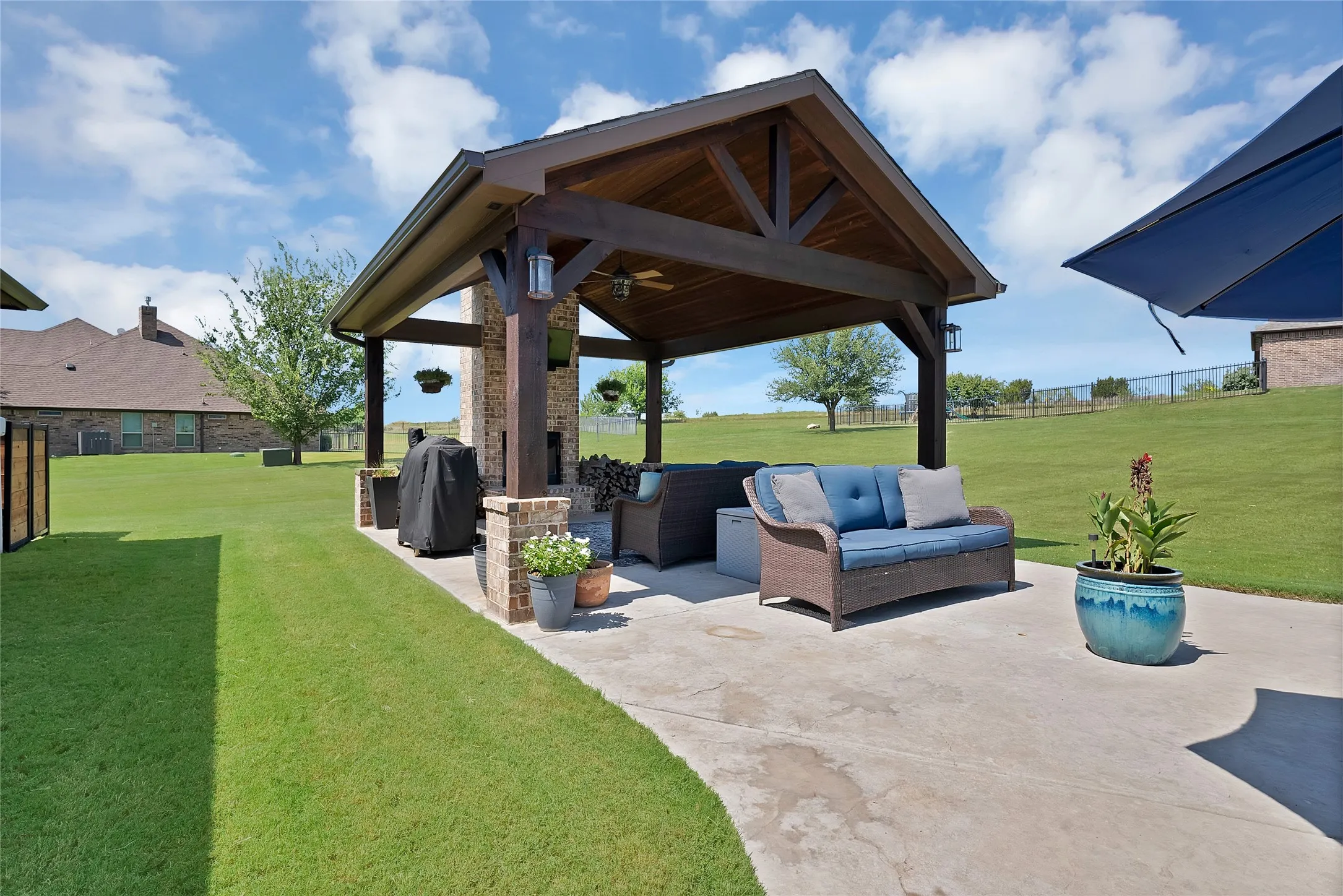 Single Family Residence For Sale in Parker County , 220 Pinnacle Peak Lane, Weatherford, Texas 76087, 4 Bedroom, 5 Bathroom, 3 Garage spaces, 3,124 Sqft, built in 2014, mls#21351777, Real Estate Agent in Weatherford, Homes For Sale in Parker county, Homes For Sale in Weatherford, Realtor in Weatherford Texas, Real Estate Brokerage Independent Realty Texas, Luminita Cordes Realtor