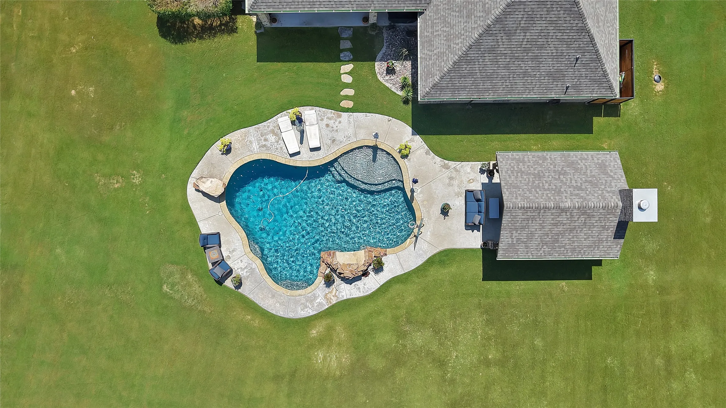 Single Family Residence For Sale in Parker County , 220 Pinnacle Peak Lane, Weatherford, Texas 76087, 4 Bedroom, 5 Bathroom, 3 Garage spaces, 3,124 Sqft, built in 2014, mls#21351777, Real Estate Agent in Weatherford, Homes For Sale in Parker county, Homes For Sale in Weatherford, Realtor in Weatherford Texas, Real Estate Brokerage Independent Realty Texas, Luminita Cordes Realtor