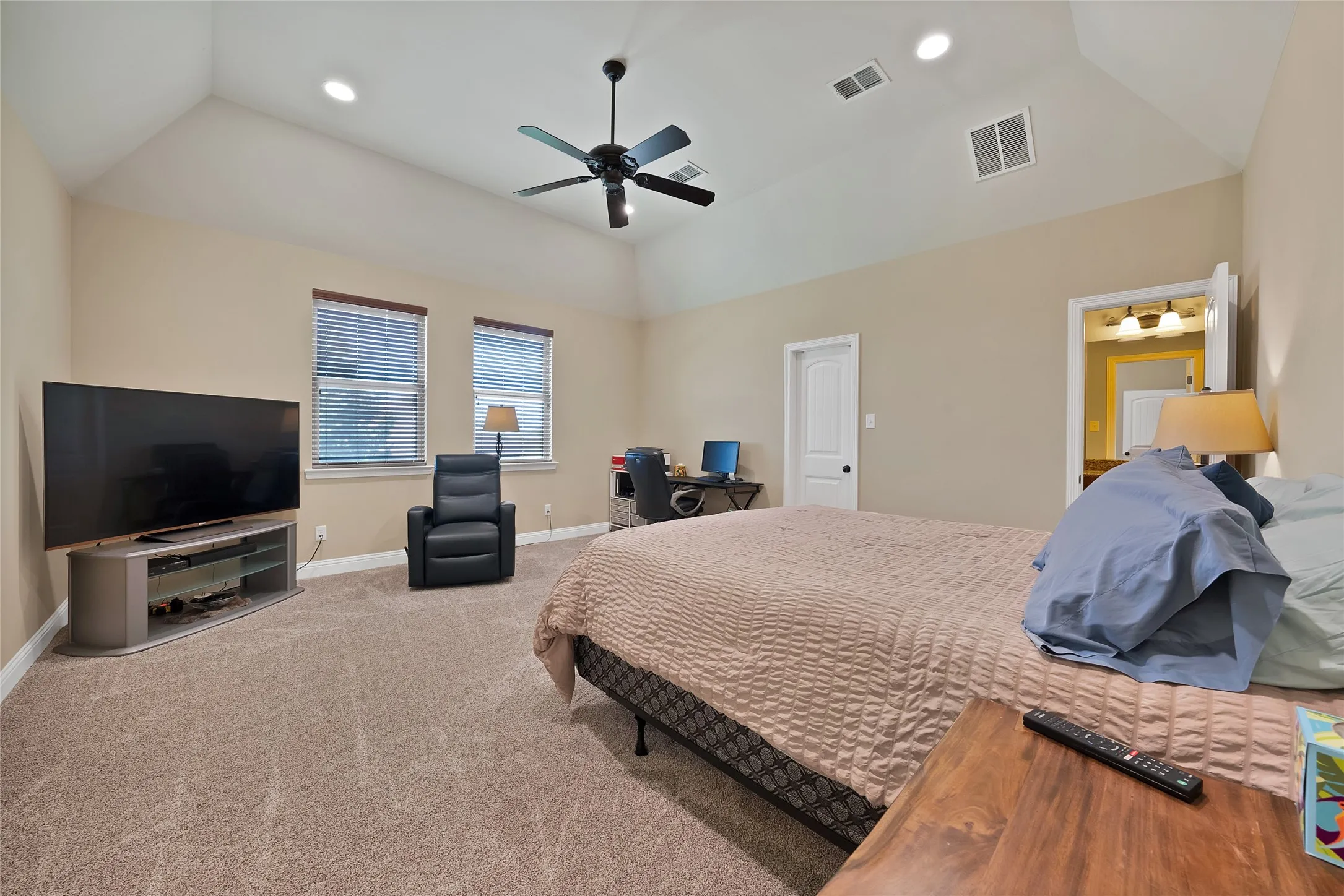 Single Family Residence For Sale in Parker County , 220 Pinnacle Peak Lane, Weatherford, Texas 76087, 4 Bedroom, 5 Bathroom, 3 Garage spaces, 3,124 Sqft, built in 2014, mls#21351777, Real Estate Agent in Weatherford, Homes For Sale in Parker county, Homes For Sale in Weatherford, Realtor in Weatherford Texas, Real Estate Brokerage Independent Realty Texas, Luminita Cordes Realtor