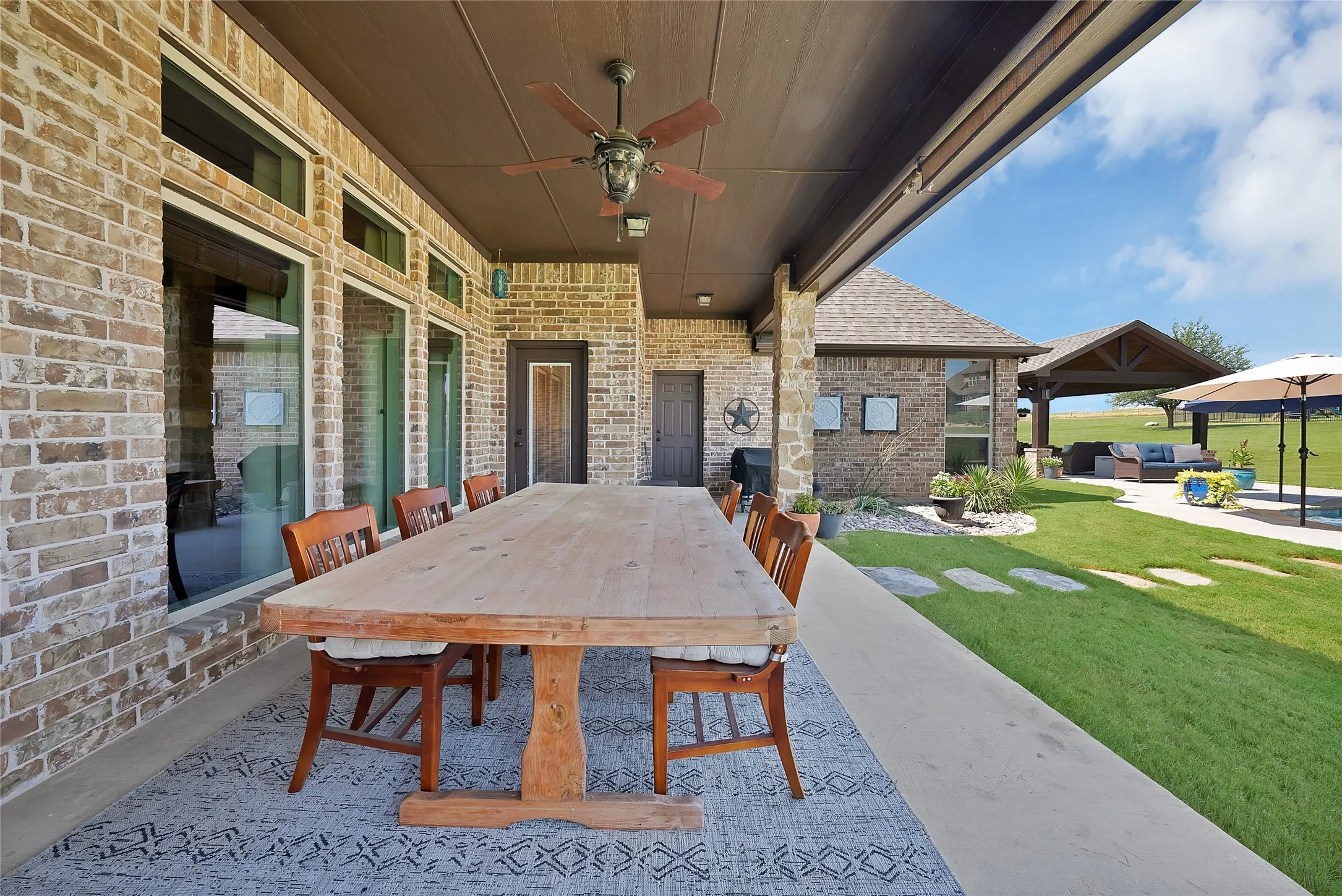 Single Family Residence For Sale in Parker County , 220 Pinnacle Peak Lane, Weatherford, Texas 76087, 4 Bedroom, 5 Bathroom, 3 Garage spaces, 3,124 Sqft, built in 2014, mls#21351777, Real Estate Agent in Weatherford, Homes For Sale in Parker county, Homes For Sale in Weatherford, Realtor in Weatherford Texas, Real Estate Brokerage Independent Realty Texas, Luminita Cordes Realtor