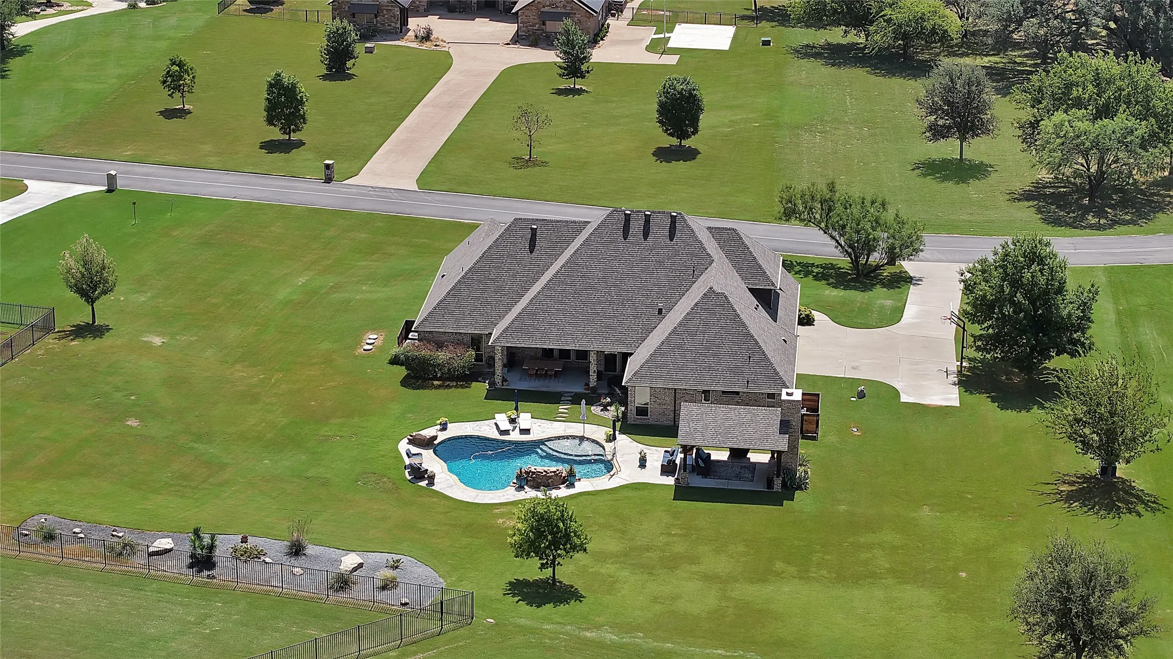 Single Family Residence For Sale in Parker County , 220 Pinnacle Peak Lane, Weatherford, Texas 76087, 4 Bedroom, 5 Bathroom, 3 Garage spaces, 3,124 Sqft, built in 2014, mls#21351777, Real Estate Agent in Weatherford, Homes For Sale in Parker county, Homes For Sale in Weatherford, Realtor in Weatherford Texas, Real Estate Brokerage Independent Realty Texas, Luminita Cordes Realtor