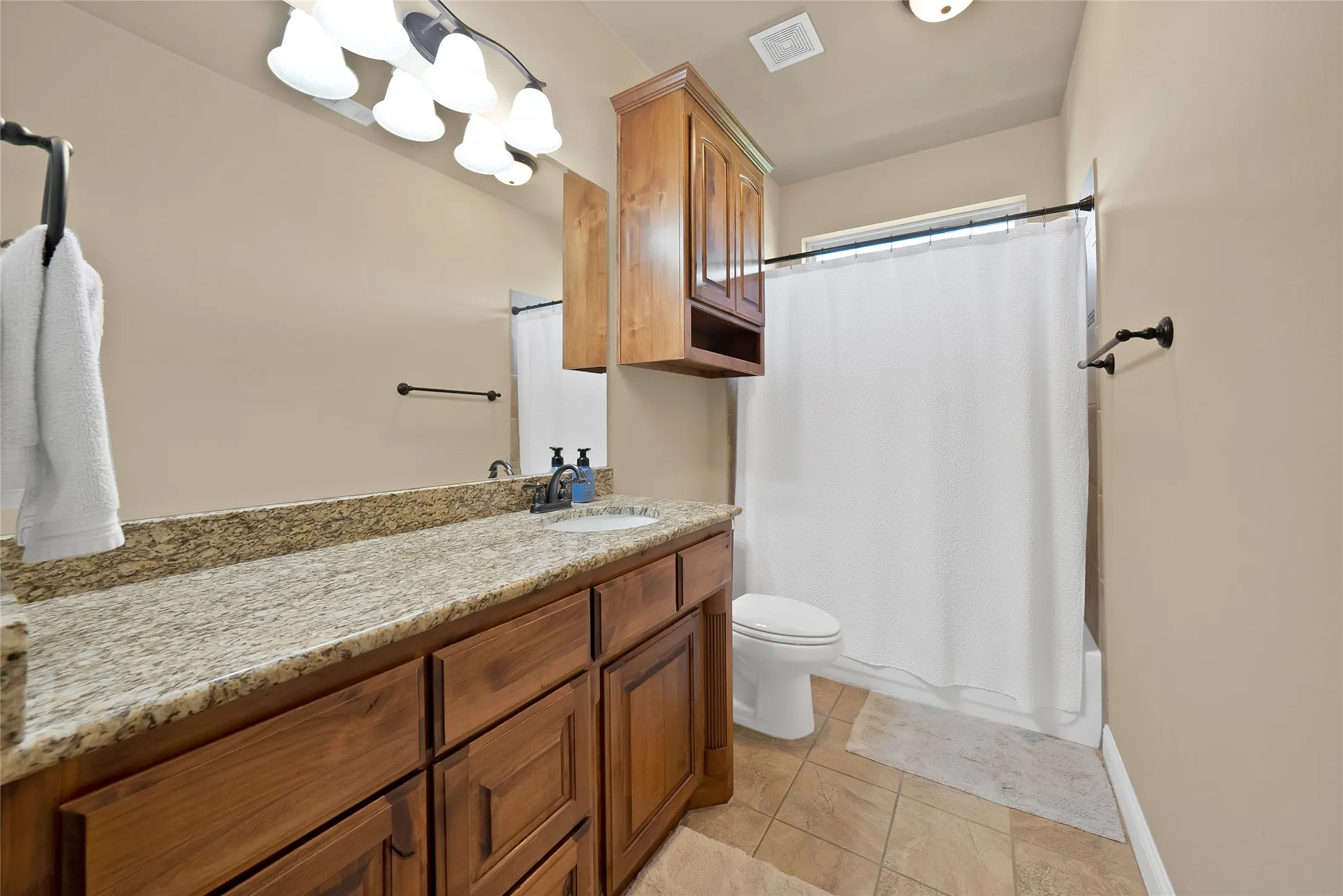Single Family Residence For Sale in Parker County , 220 Pinnacle Peak Lane, Weatherford, Texas 76087, 4 Bedroom, 5 Bathroom, 3 Garage spaces, 3,124 Sqft, built in 2014, mls#21351777, Real Estate Agent in Weatherford, Homes For Sale in Parker county, Homes For Sale in Weatherford, Realtor in Weatherford Texas, Real Estate Brokerage Independent Realty Texas, Luminita Cordes Realtor