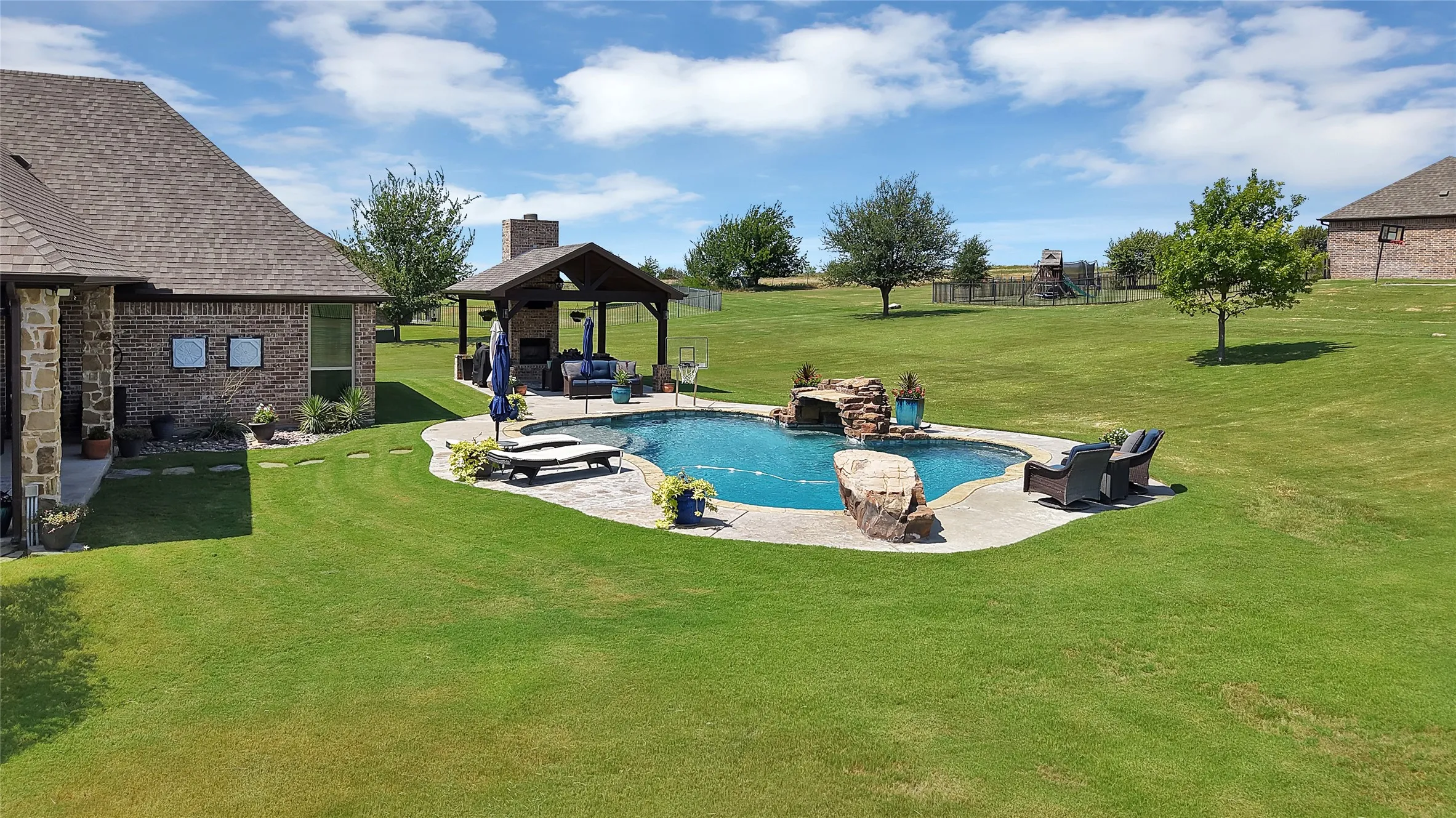 Single Family Residence For Sale in Parker County , 220 Pinnacle Peak Lane, Weatherford, Texas 76087, 4 Bedroom, 5 Bathroom, 3 Garage spaces, 3,124 Sqft, built in 2014, mls#21351777, Real Estate Agent in Weatherford, Homes For Sale in Parker county, Homes For Sale in Weatherford, Realtor in Weatherford Texas, Real Estate Brokerage Independent Realty Texas, Luminita Cordes Realtor