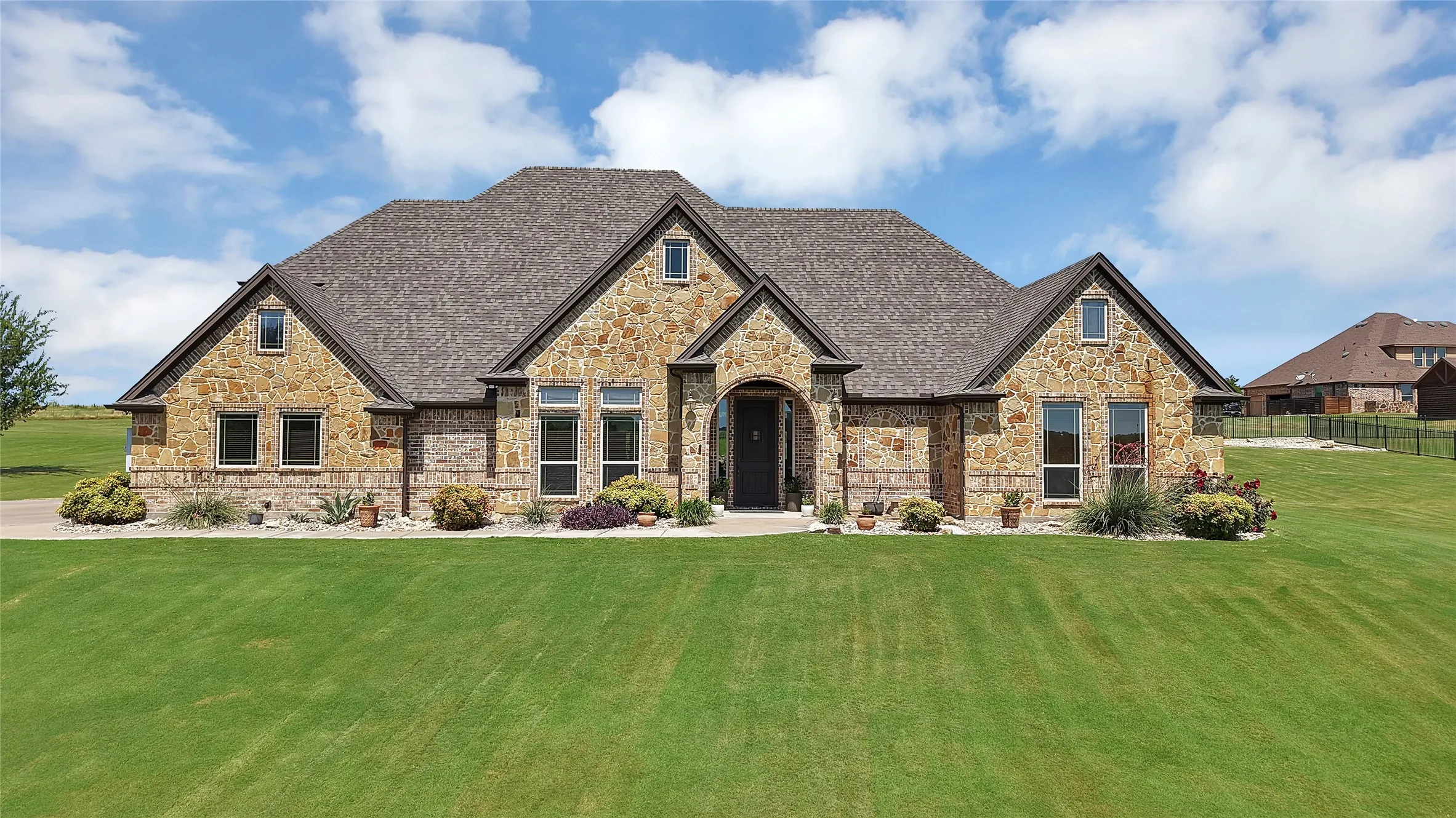 Single Family Residence For Sale in Parker County , 220 Pinnacle Peak Lane, Weatherford, Texas 76087, 4 Bedroom, 5 Bathroom, 3 Garage spaces, 3,124 Sqft, built in 2014, mls#21351777, Real Estate Agent in Weatherford, Homes For Sale in Parker county, Homes For Sale in Weatherford, Realtor in Weatherford Texas, Real Estate Brokerage Independent Realty Texas, Luminita Cordes Realtor